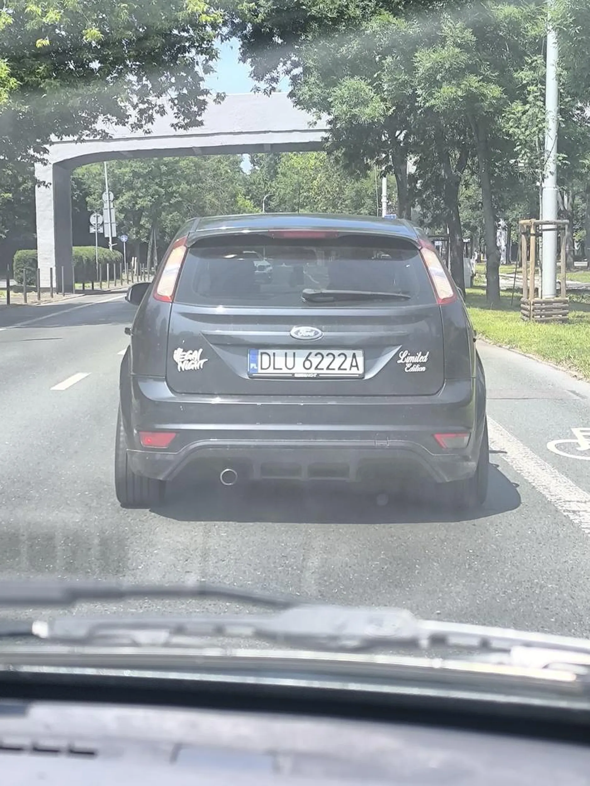 Pies coś szczeka przez okno.