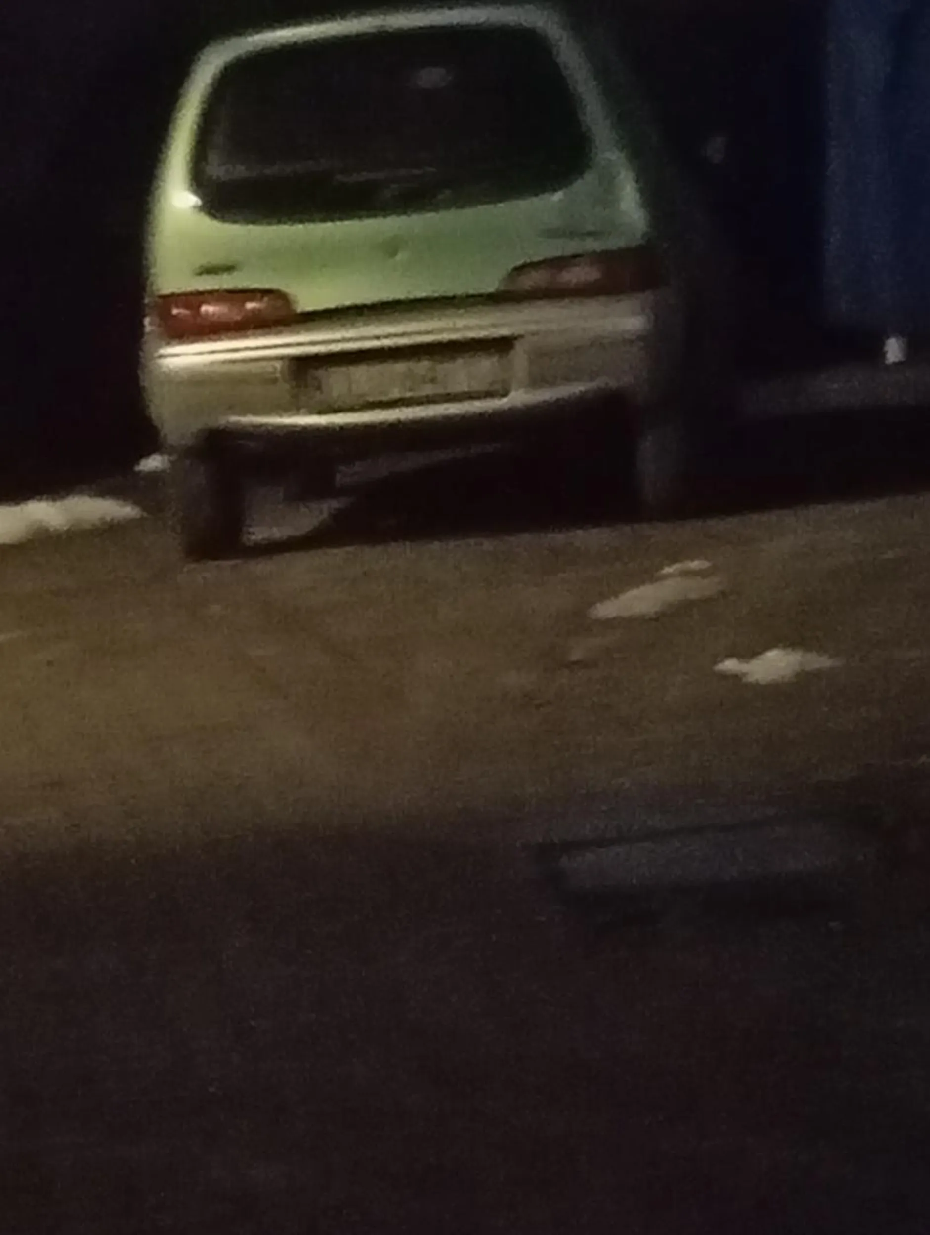 Kierowca jeździ jak szalony po rynku prawie potrącił ludzi w tym mnie i moich kolegów w dodatku pije i ma wąsy wygląda jak Wojciech Jaruzelski pozdrawiam