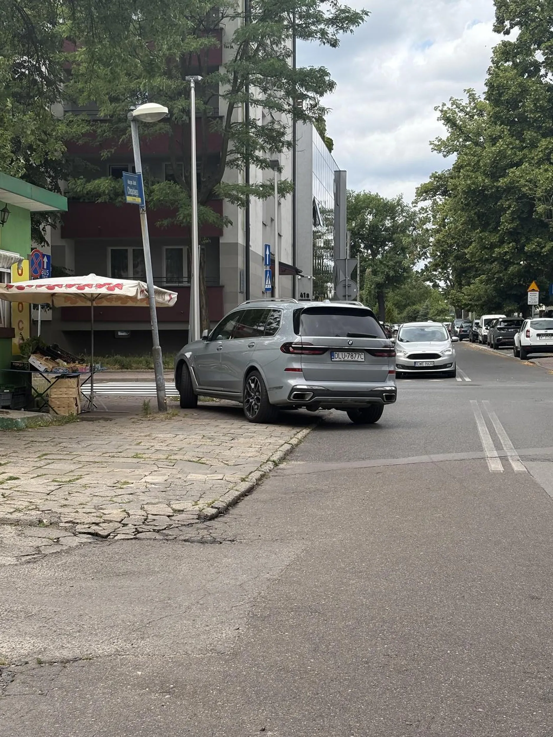 Parkowanie na skrzyżowaniu stwarzając zagrożenie dla innych kierujących. I nie było to na „chwilę”.