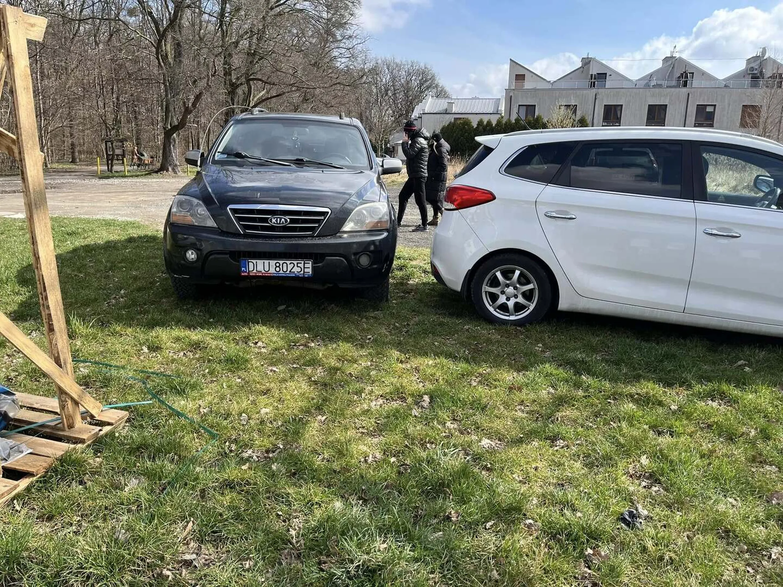 Rozjeżdża trawnik mimo, ze dosłownie 5 metrów obok jest usypane żwirem miejsce do zaparkowania