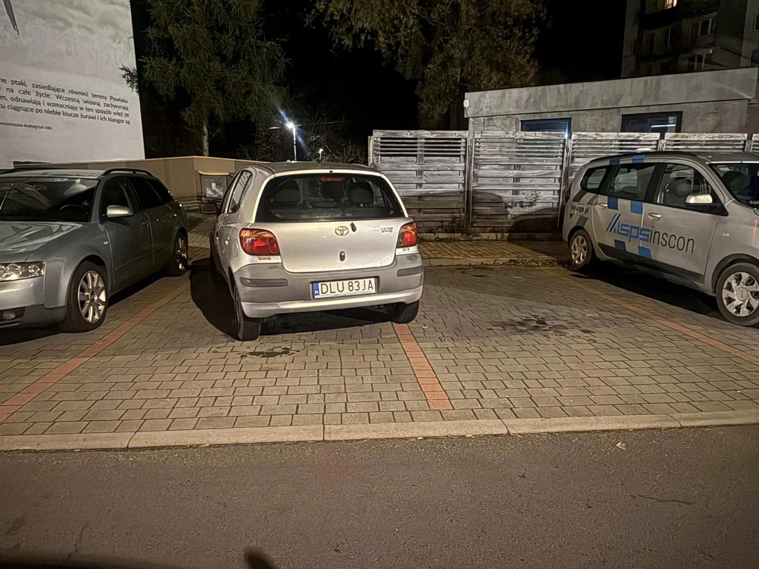 Mistrz parkowania Pani małym autem parkuje na 2 miejsca brawo