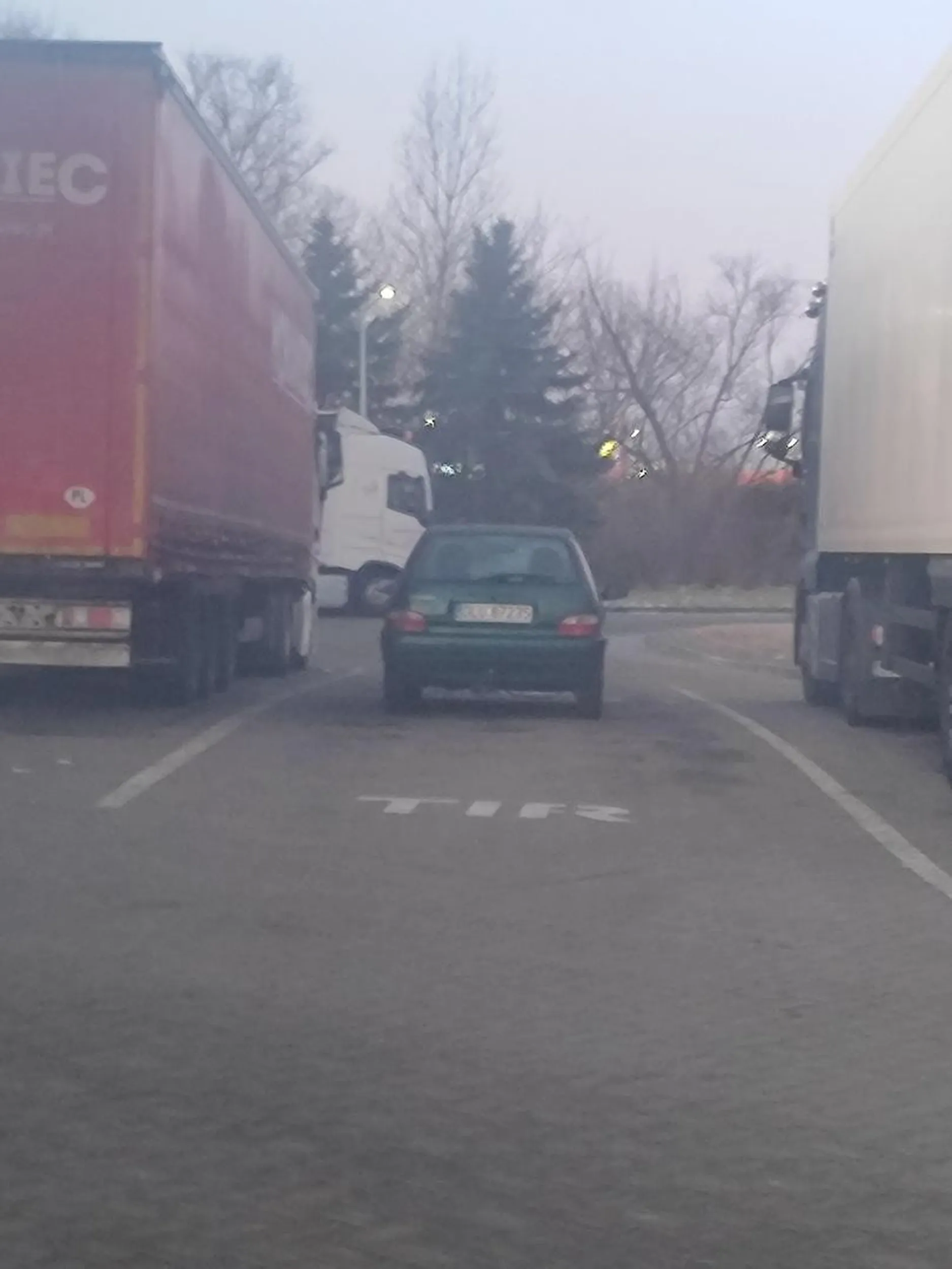 Zaparkował w miejscu dla tira swoim małym pyrtkiem