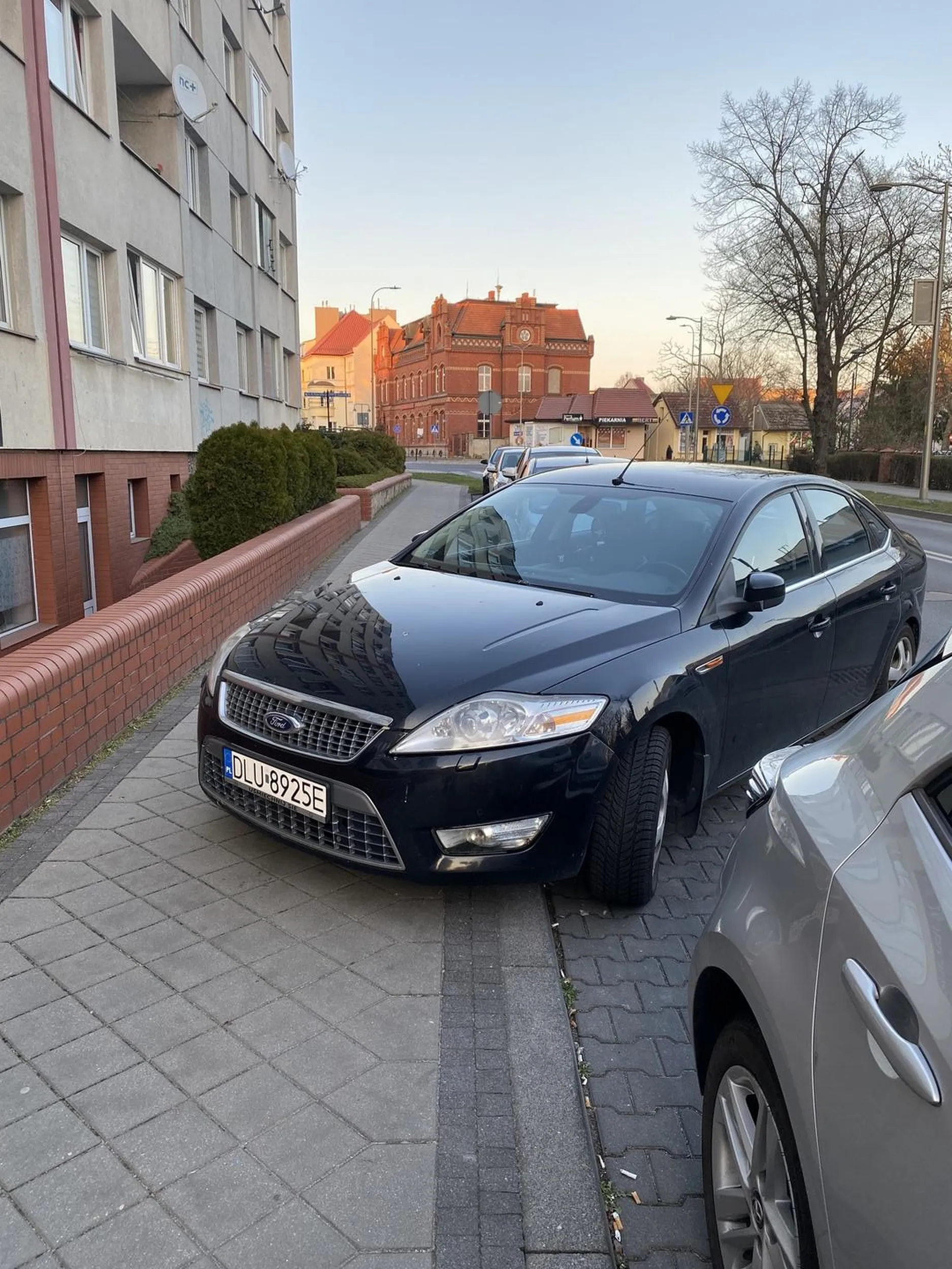 Auto zostało zaparkowane w taki sposób, że nie można przejść po chodniku. Wszystkie inne auta stoją prawidłowo.