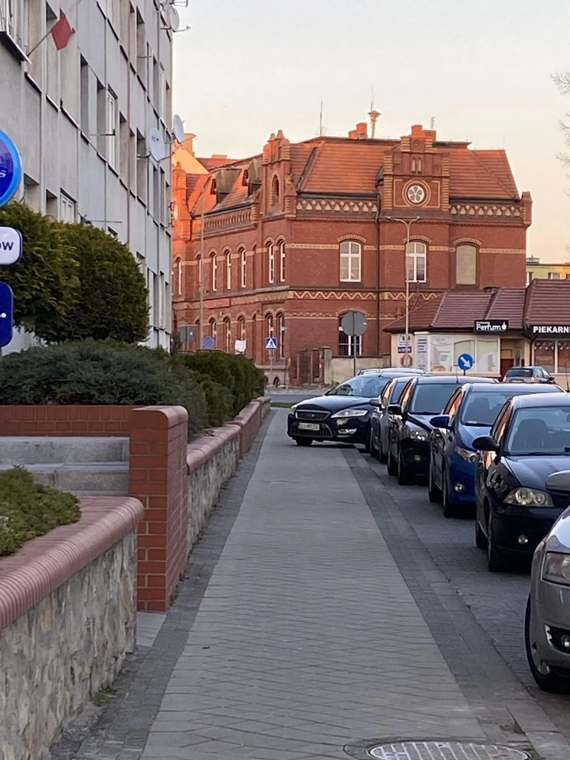 Auto zostało zaparkowane w taki sposób, że nie można przejść po chodniku. Wszystkie inne auta stoją prawidłowo.