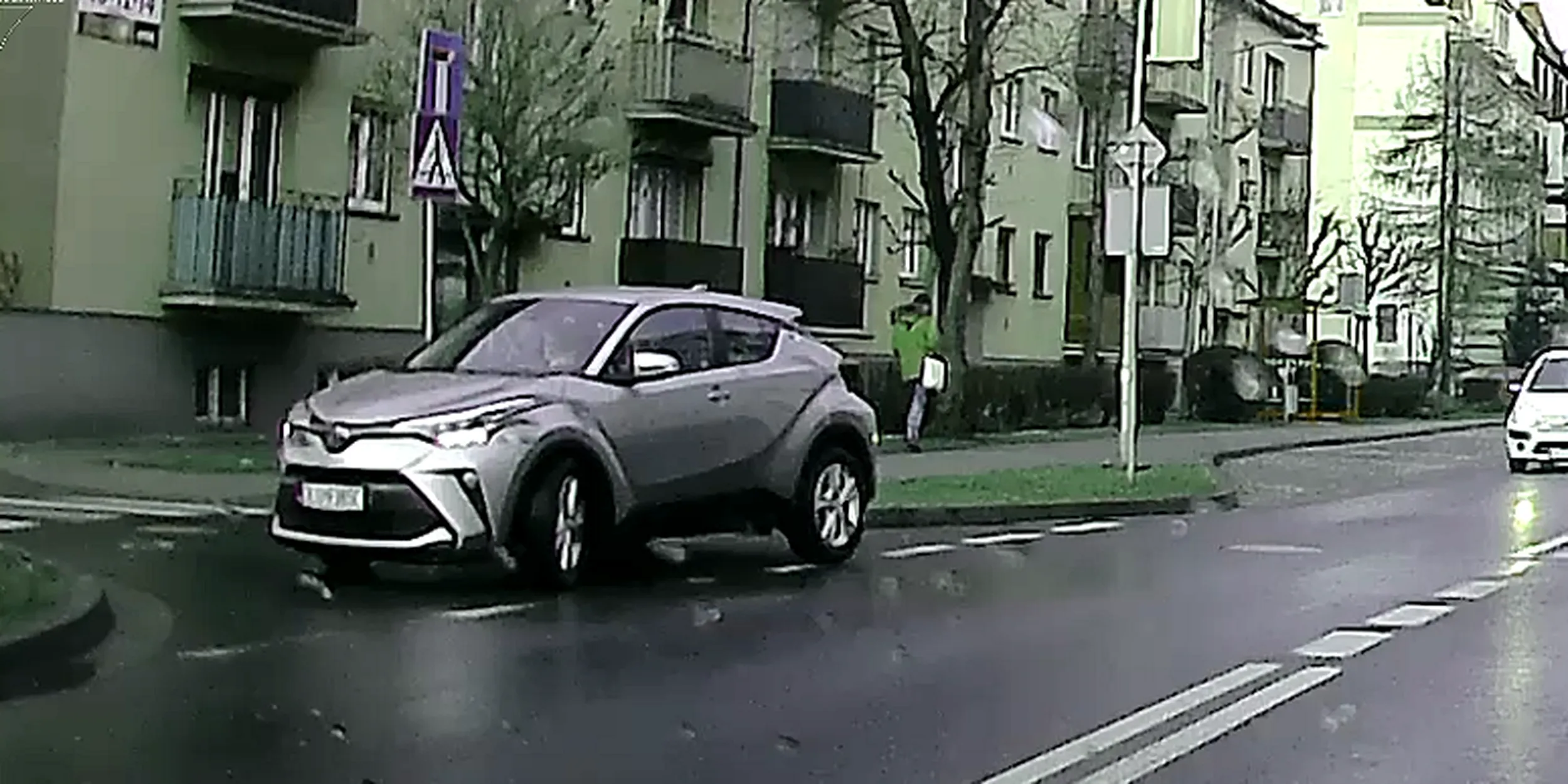 Toyota C-HR rocznik 2019 Ten kierowca normalnie się zatrzymał na skrzyżowaniu Sikorskiego-Odrodzenia i wysadzał pasażerów mimo trzech nie mogących wyjechać z tej ulicy pojazdów XDD