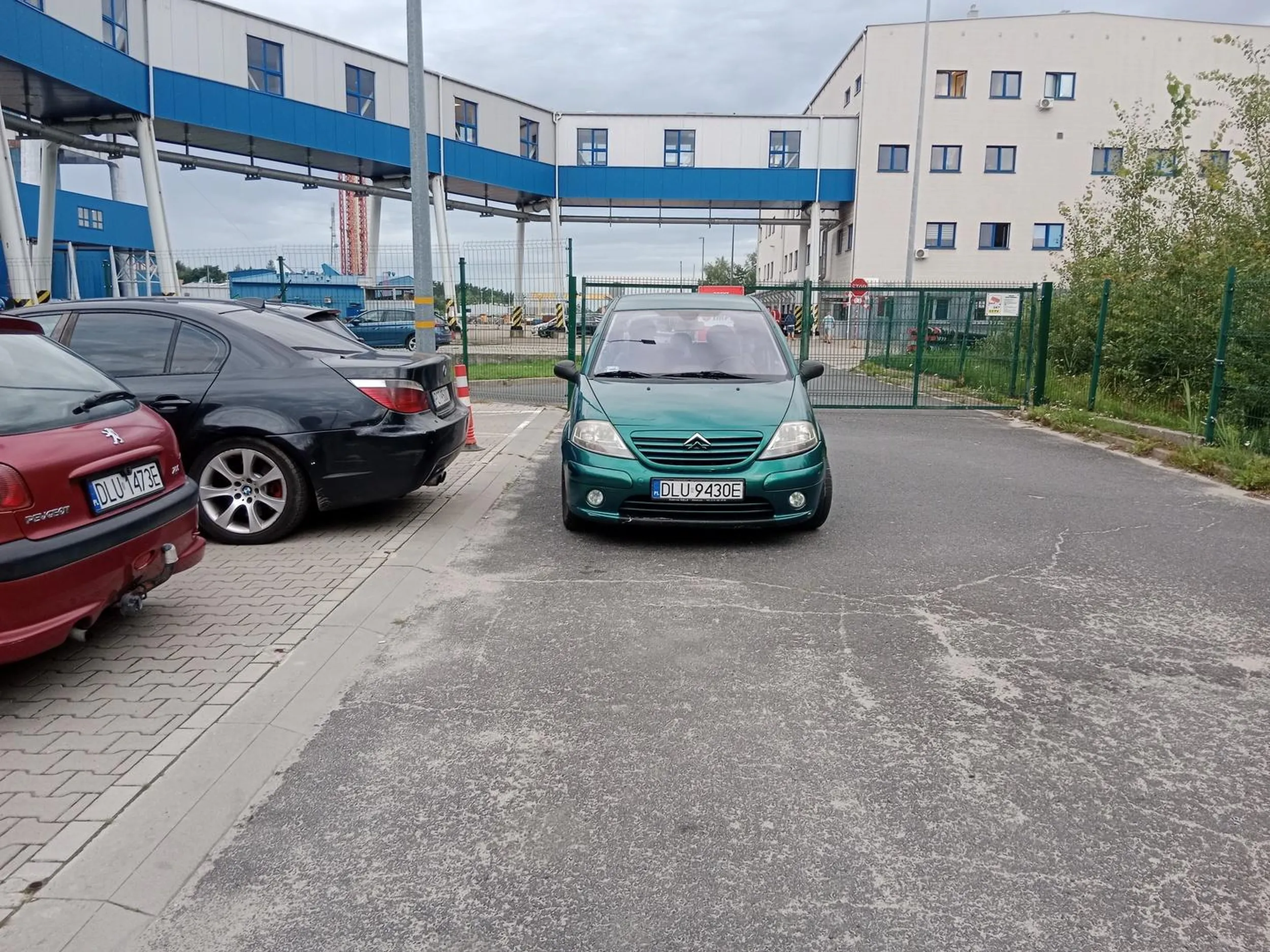 Jak nie umiesz parkować to poproś kolegów żeby Ci to pudełko postawili prawidłowo