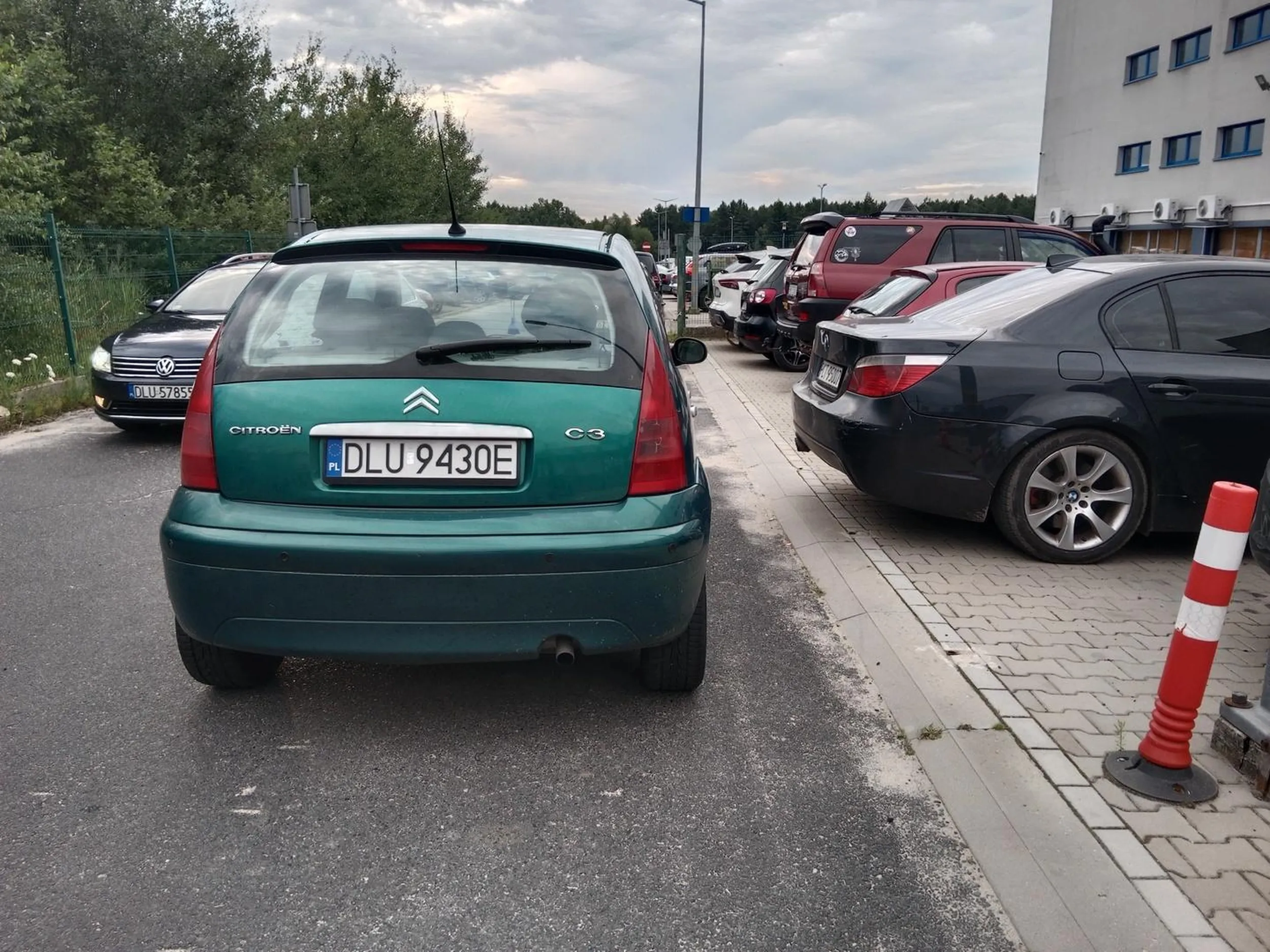 Jak nie umiesz parkować to poproś kolegów żeby Ci to pudełko postawili prawidłowo