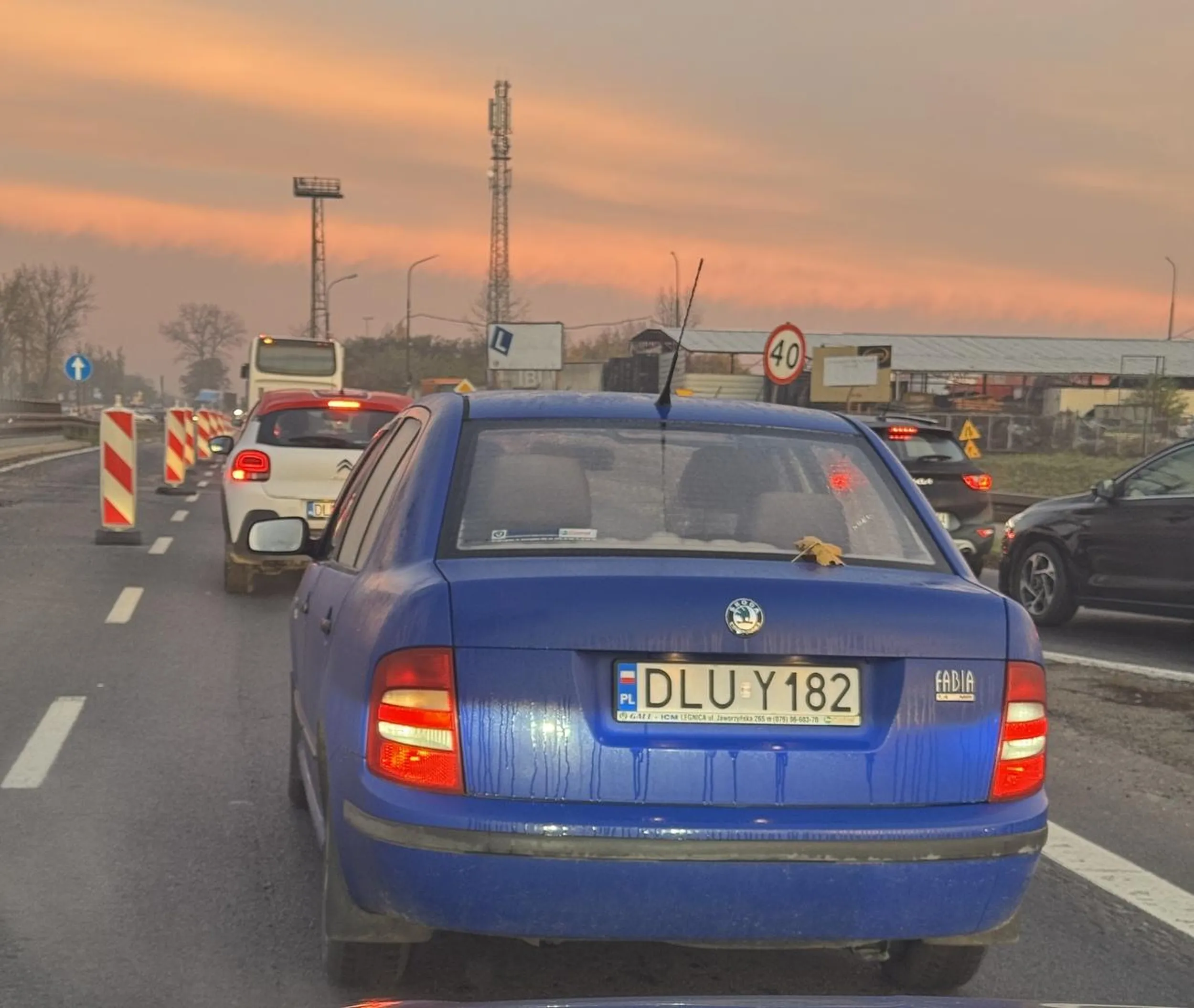 Prostaku won na nauki jazdy lub chociaż doczytaj przepis jazdy na suwak. Gdyby nie żona miał byś już dzwona z lekcja nauki.