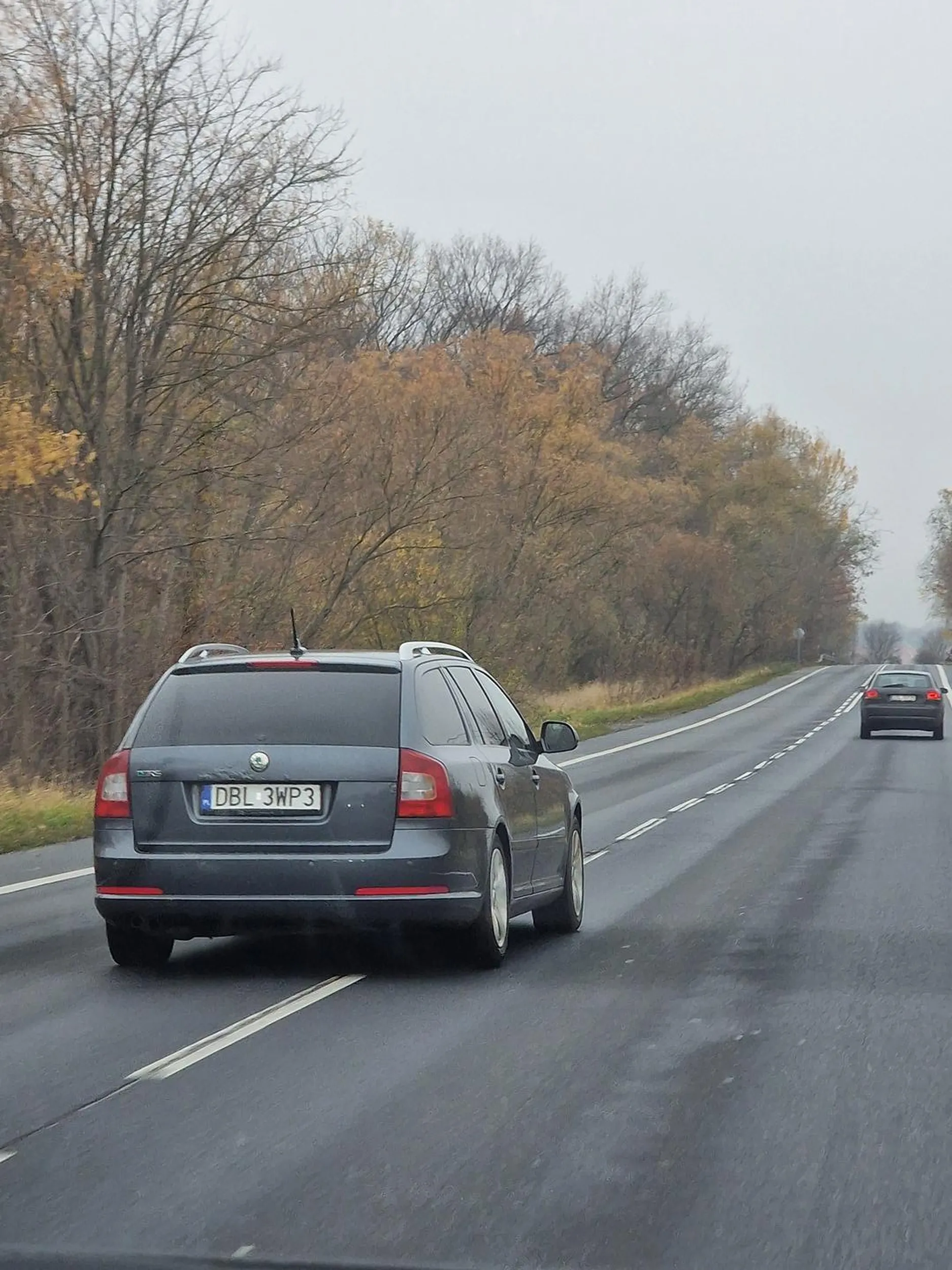 Uwaga na idiote,siedzi na tyłku tylko po to żeby wyprzedzić i jedzie potem przepisowo