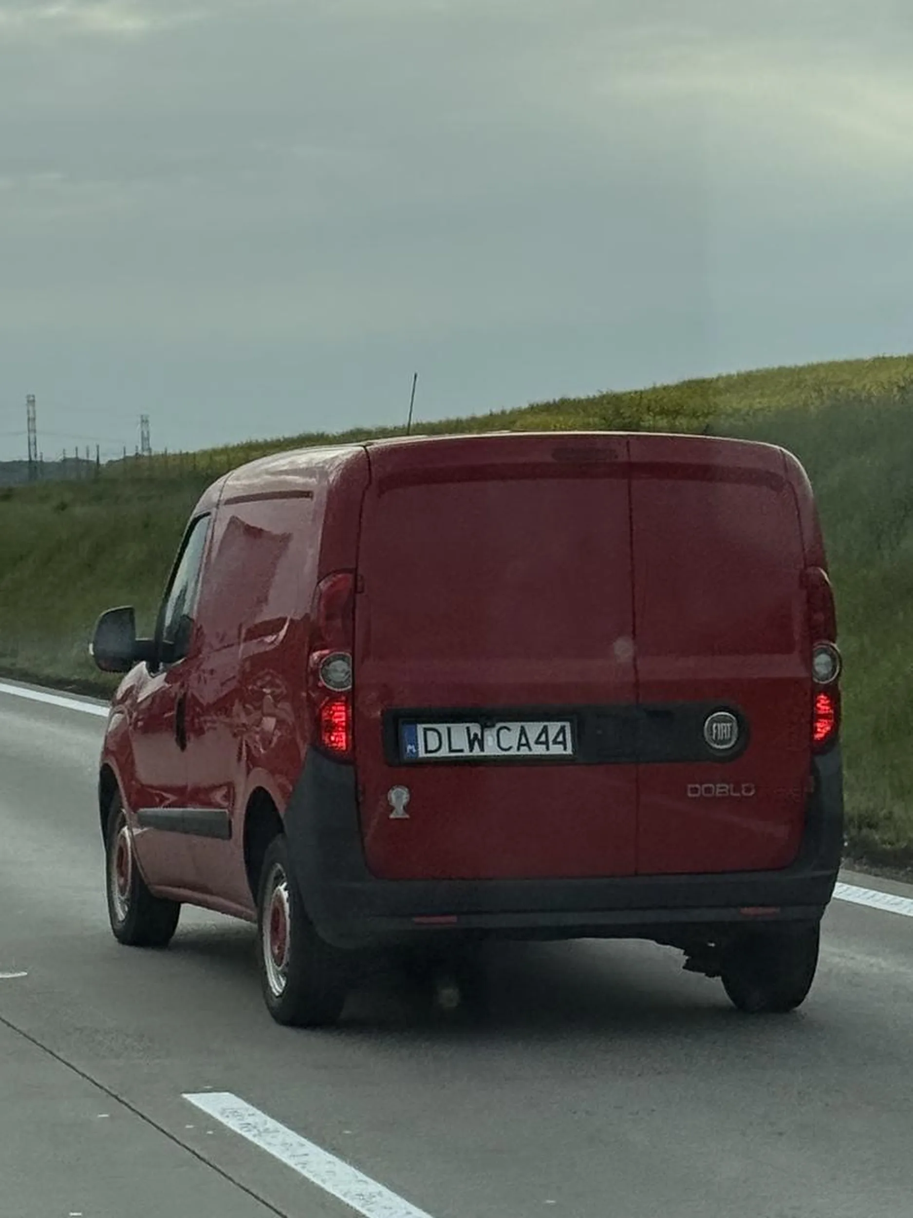 Gościu nie patrzy w lusterka, wpie***** się na lewy pas centralnie przed rozpędzonym do 150 busem jadąc około 110, masz szczęście że bus nie był załadowany bo byś się nie pozbierał na tej autostradzie brakowało dosłownie kilka centymetrów. Przez takie osoby jak ten gość a4 słynie z codziennych wypadków.