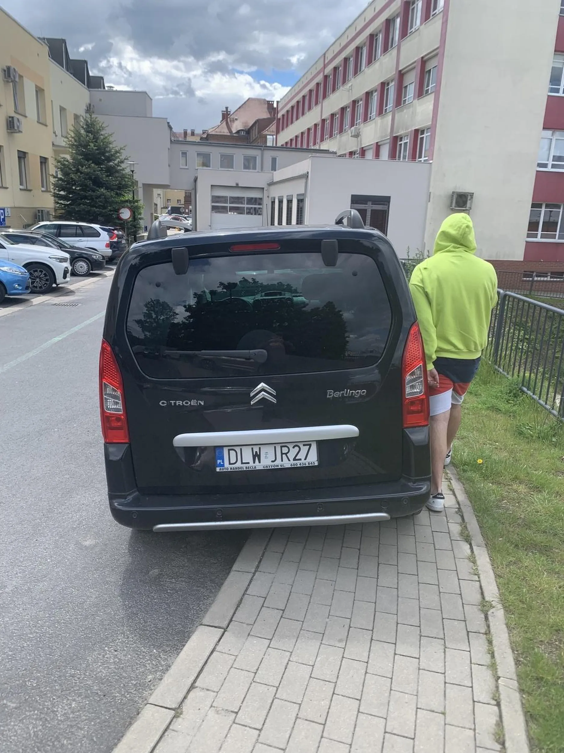 Artykuł 97 Kodeksu wykroczeń mówi o karach za wykroczenia związane z ruchem drogowym, w tym również za nieprawidłowe parkowanie. Mandat za parkowanie na chodniku może wynosić od 100 do 3000 zł.