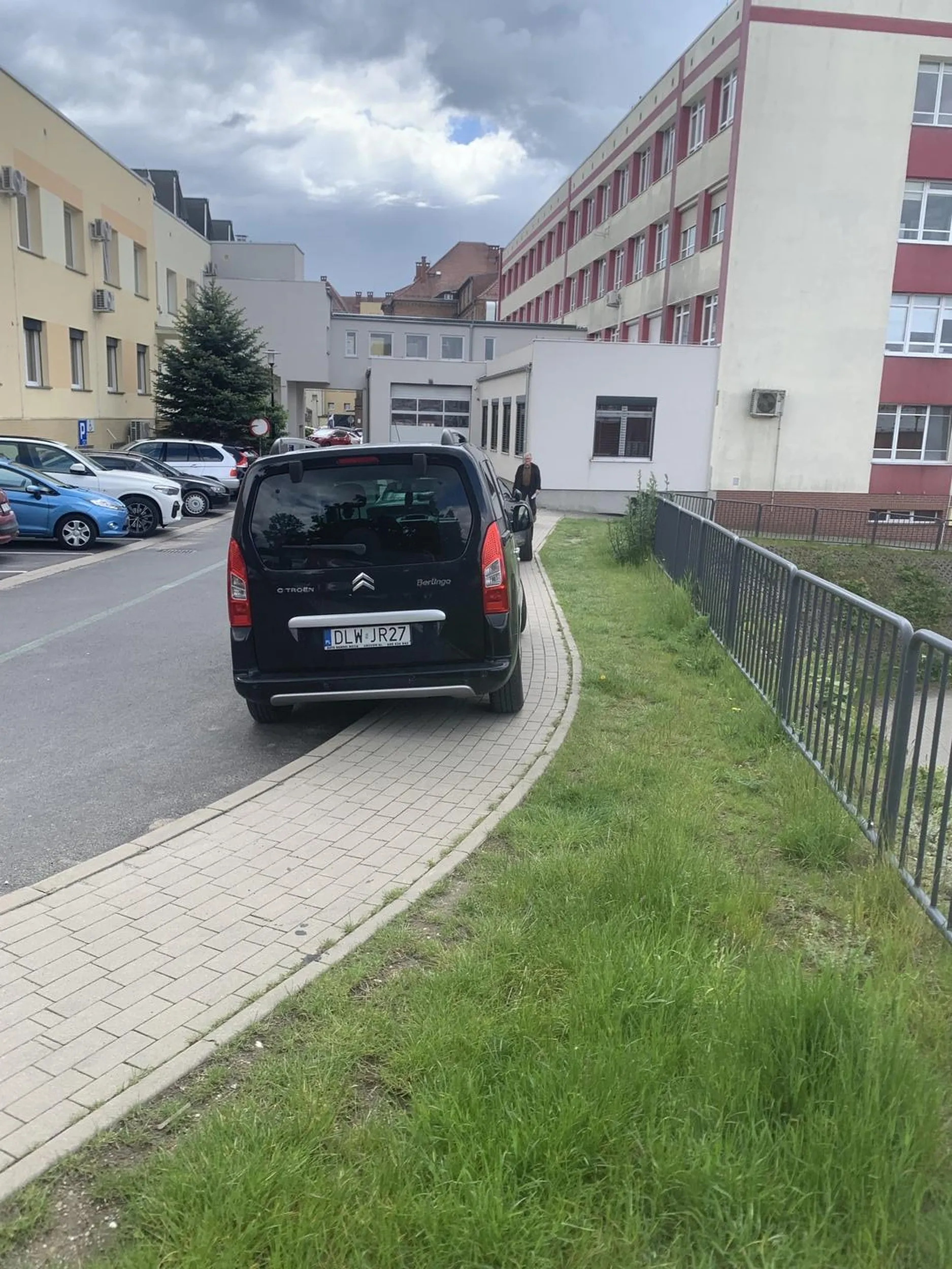 Artykuł 97 Kodeksu wykroczeń mówi o karach za wykroczenia związane z ruchem drogowym, w tym również za nieprawidłowe parkowanie. Mandat za parkowanie na chodniku może wynosić od 100 do 3000 zł.