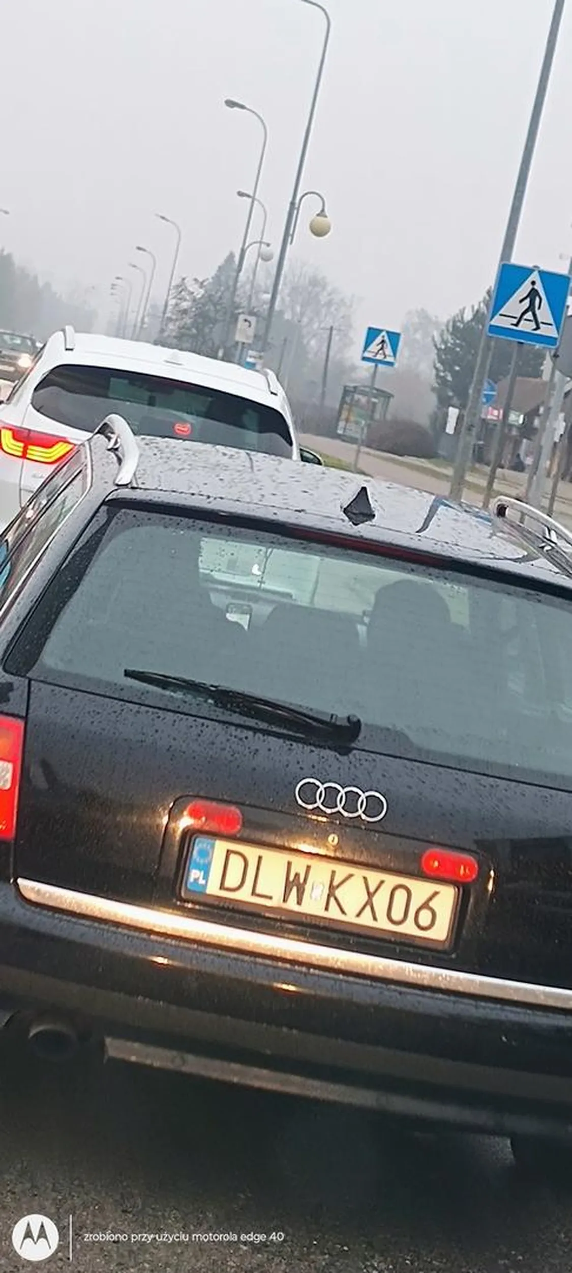 Kierowca ma problem z organizacja ruchu , porusza się jakby czekał na kolizję . Na użyty klakson w sytuacji w której mało nie doprowadził do kolizji pozdrawia środkowym palcem niestety później na parkingu już nie ma ochoty na rozmowę i odjeżdża bez słowa. Trudno nie to nie , może w przyszłości będzie chciał z innym kierowcą rozmawiać.