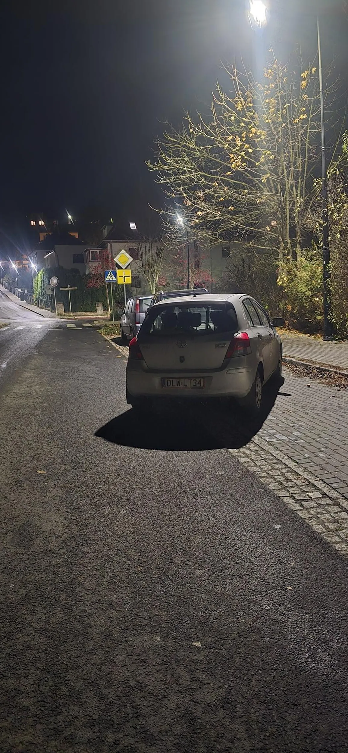 Mistrz parkowania, miejsca tyle że autobus wjedzie ale trzeba zająć cześć jezdni