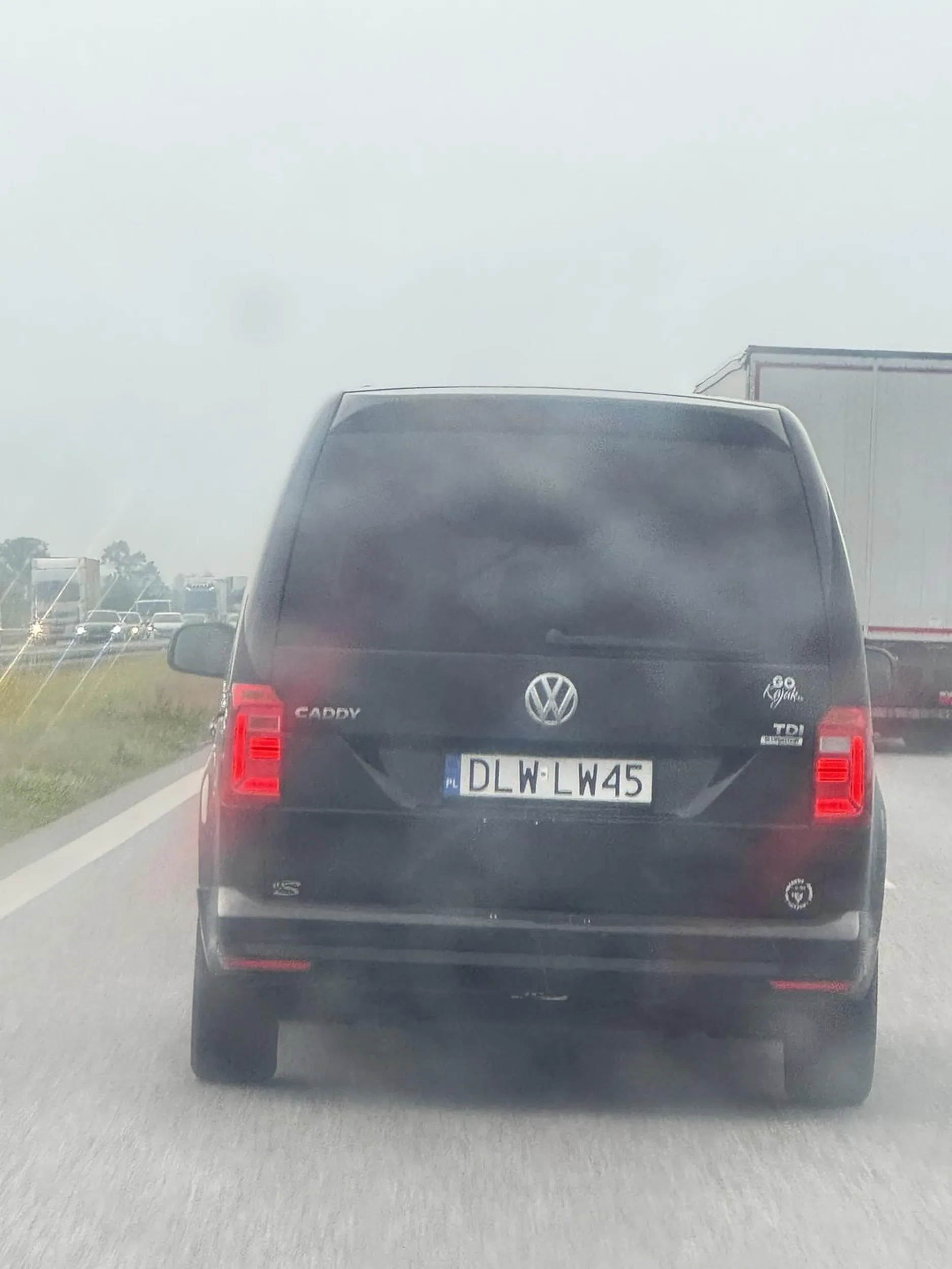 Lewym pasem na autostradzie potrafi ciągnąć się z prędkością 80km/h. Powinni mu zabrać prawo jazdy za powodowanie niebezpieczeństwa.