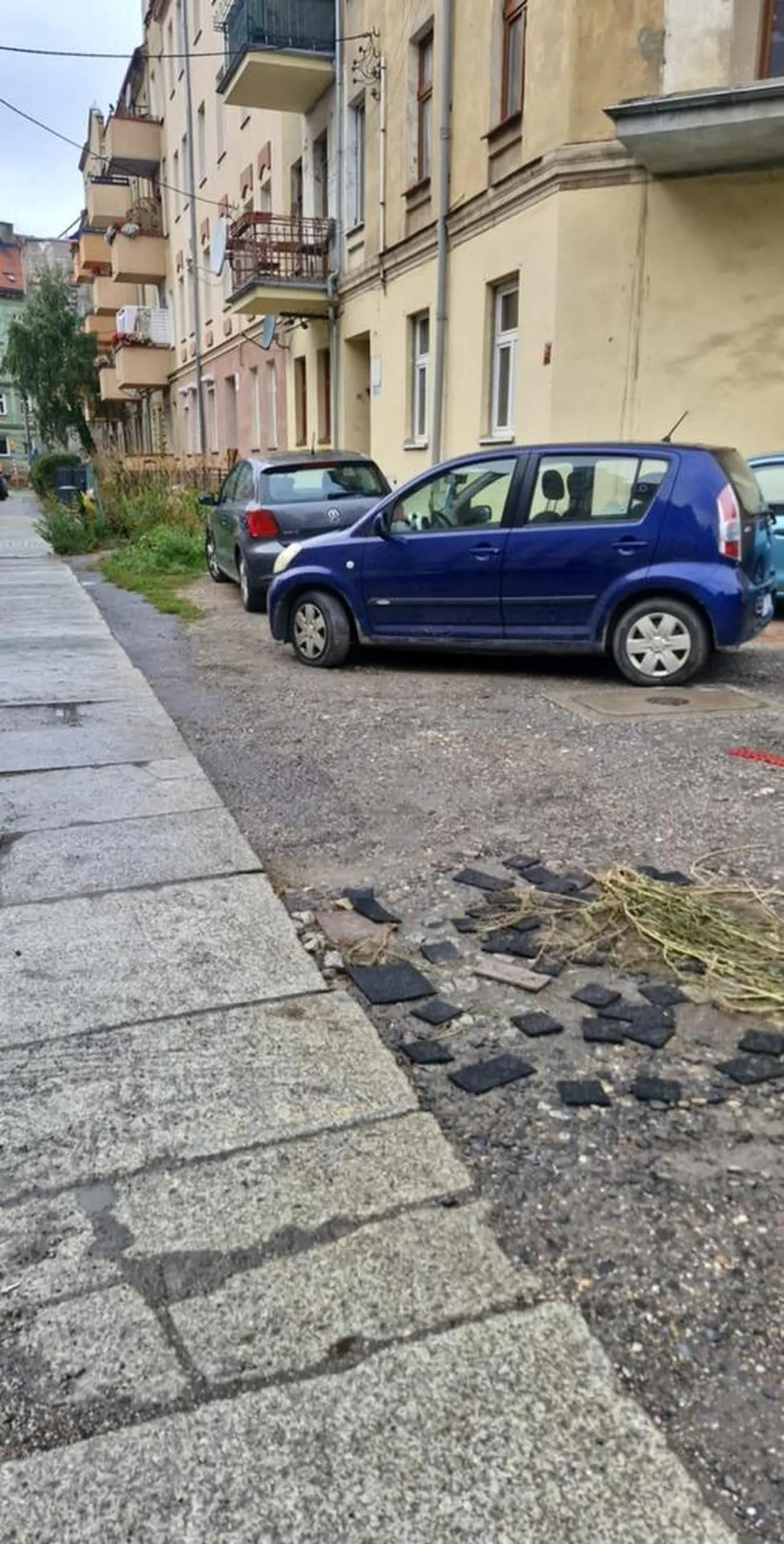 proponuje cofnąć sie na kurs prawa jazdy nauczyć się parkować