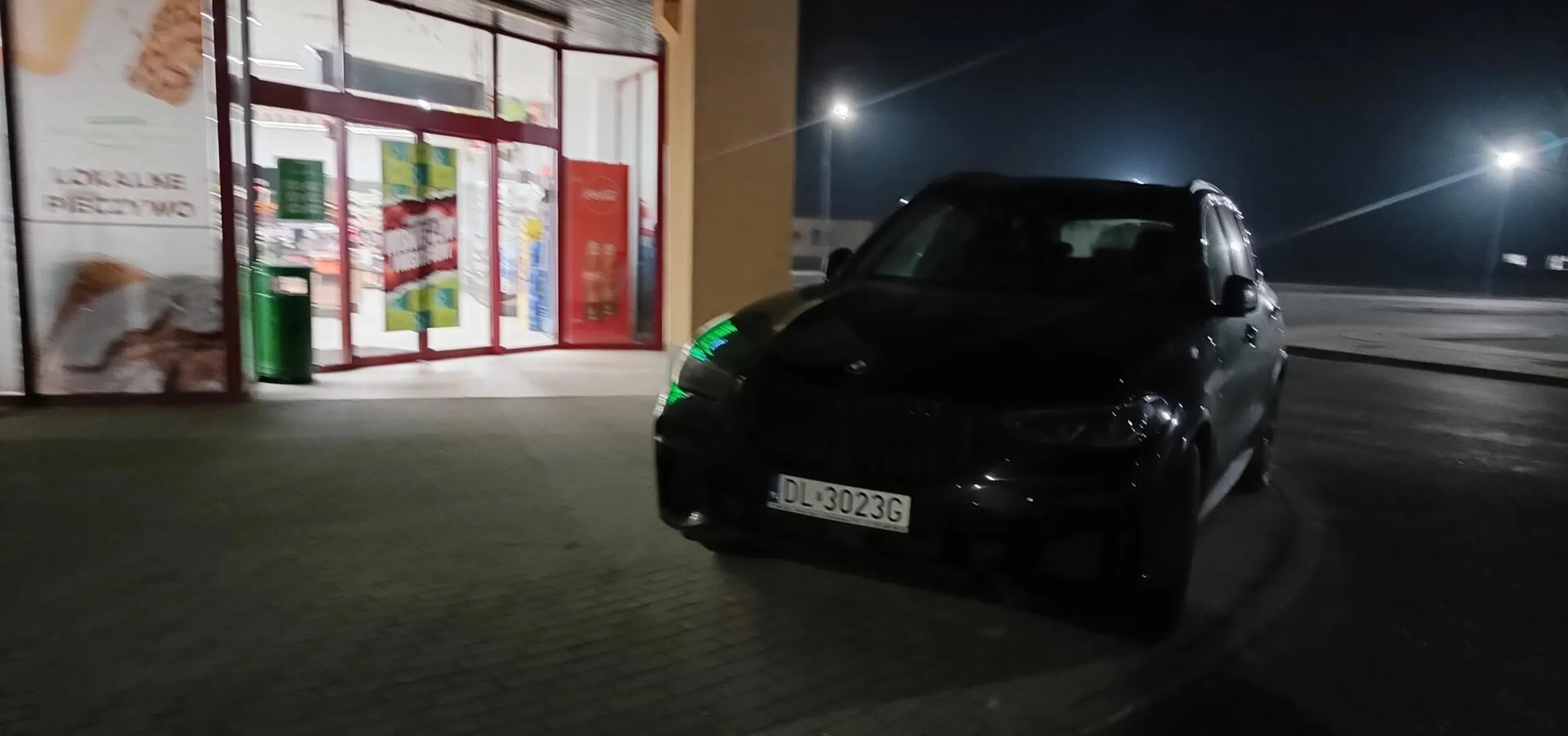 Notorycznie staje na chodnikach i przed wejściem do sklepu