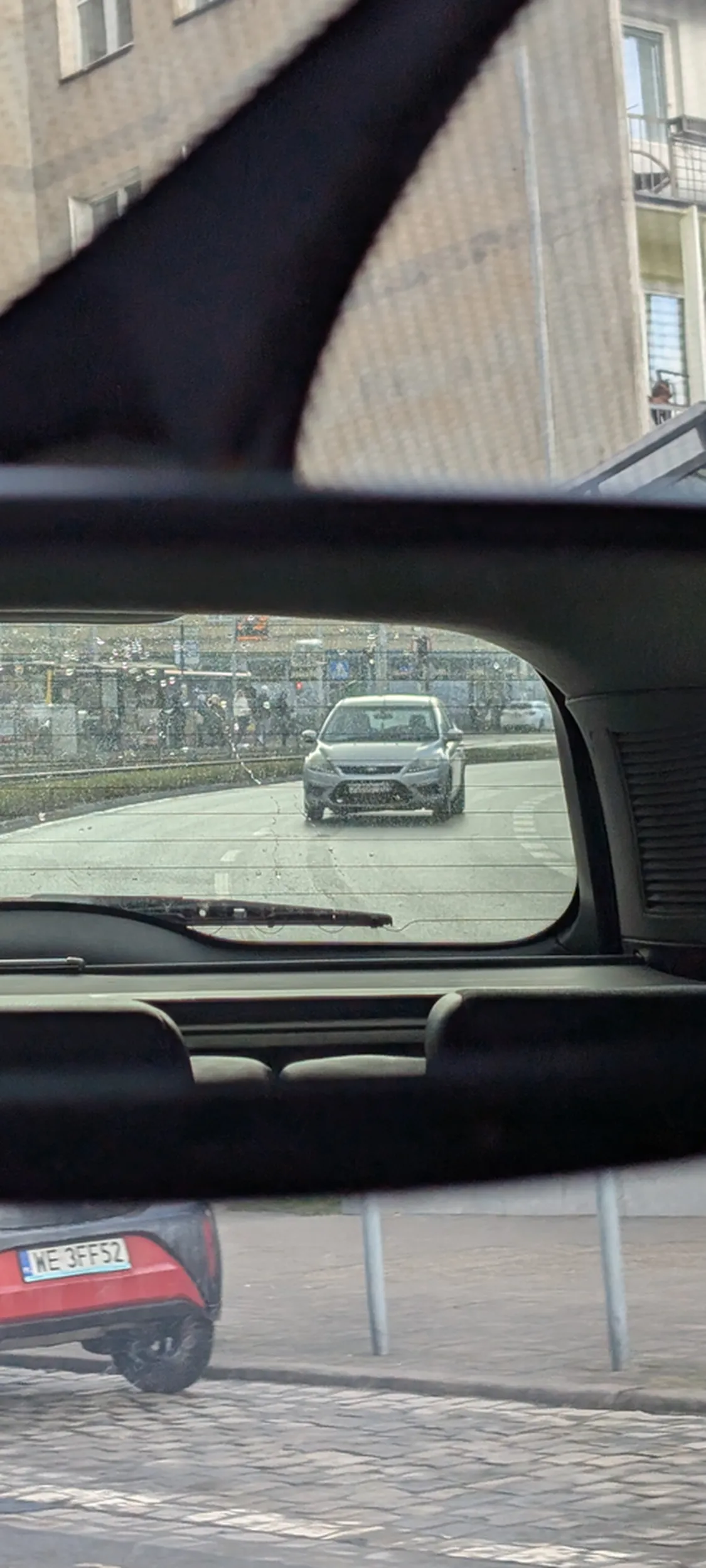 Powiem ci że masz takie wieśniackie te reflektory z ledami, że dosłownie z trzech długości auta nie widać że ci cokolwiek świeci, dramat.