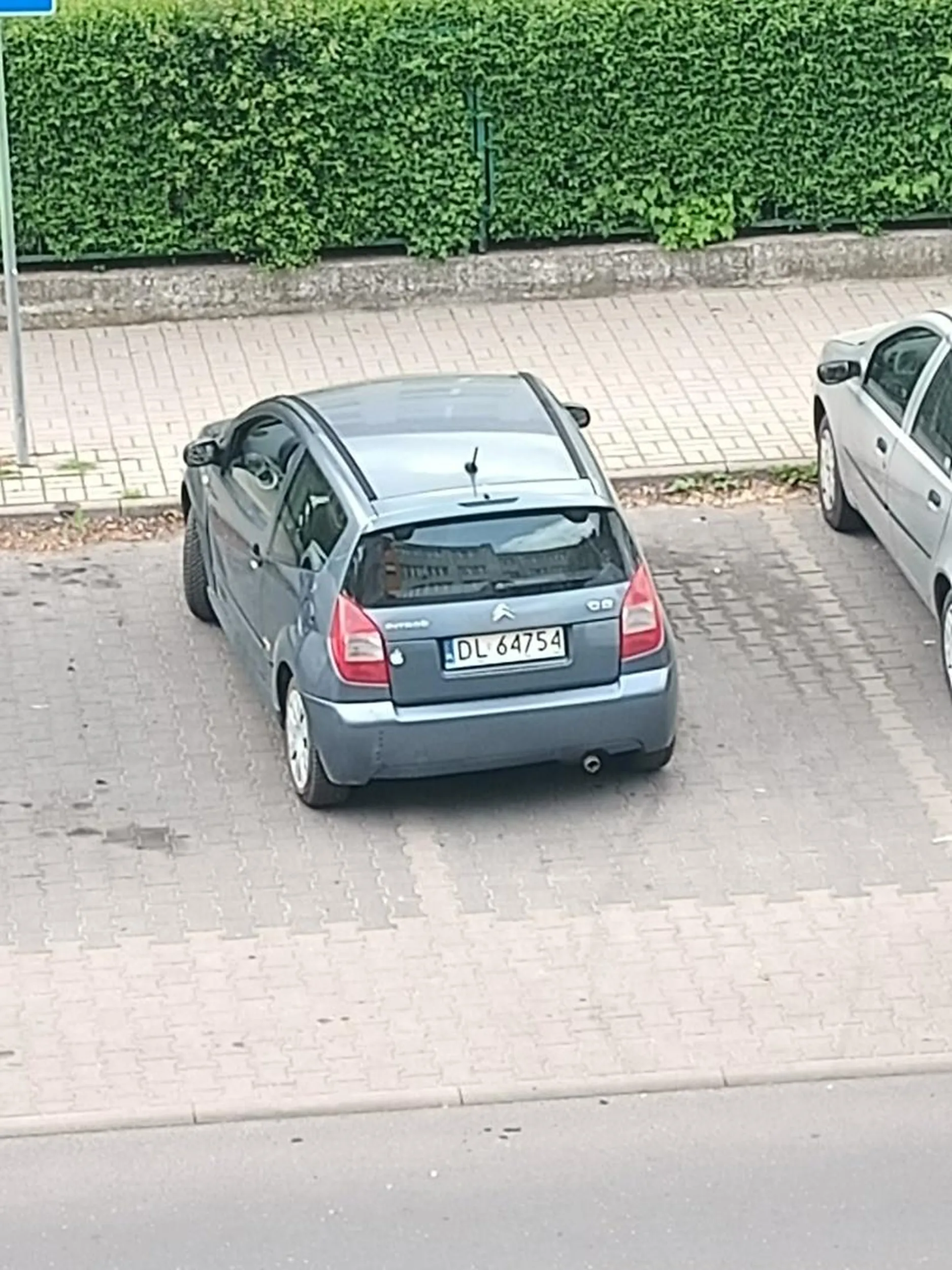 Ja pierdole ty barani łbie xDDD Jak można tak stanąć na pełnym parkingu