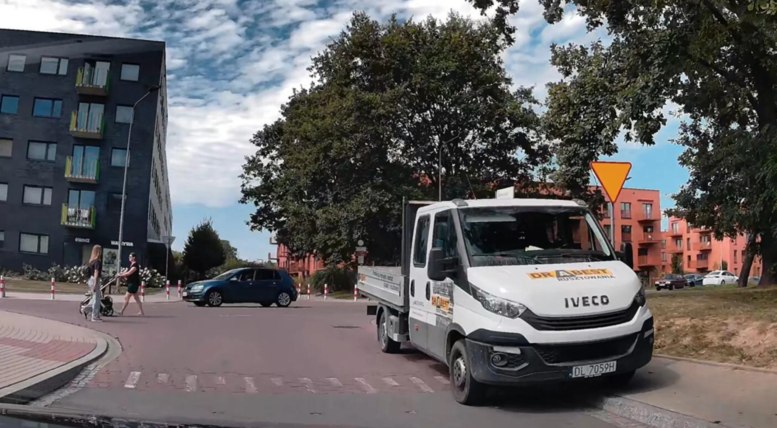 parkuje na chodniku i skrzyżowaniu