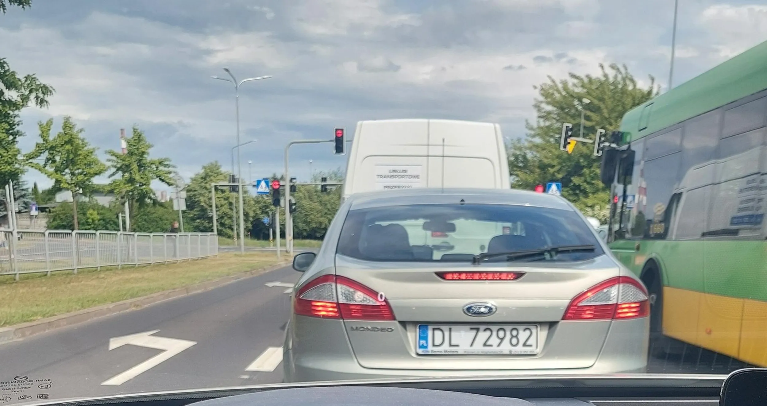 Kierowca wymusza pierwszeństwo i nie patrzy na inne samochody jadące zmieniając pas. Bardzo nieładnie. Jak chcesz to mam nagranie z kamerki z Twoim wymuszaniem