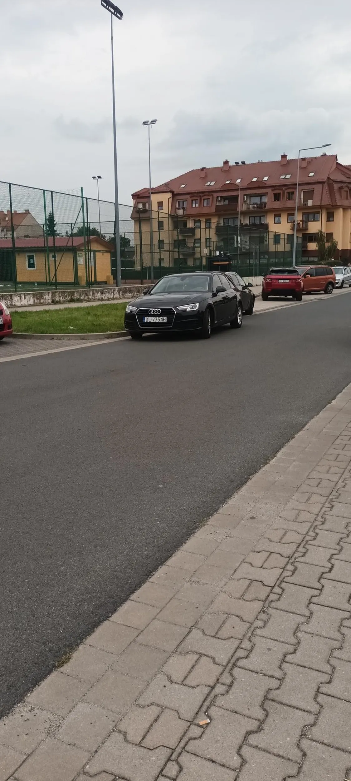 Naucz się parkować ty mendo stoisz na ulicy nie na chodniku przejechać dostawczakiem nie można,  a może to właśnie paczka dla twojej fajnej żony co ją stukam gdy Ciebie nie ma a Ty zawsze niezadowolony że dupy Ci nie daje jak nie potrafisz parkować to się nie dziw że są takie skutki uboczne