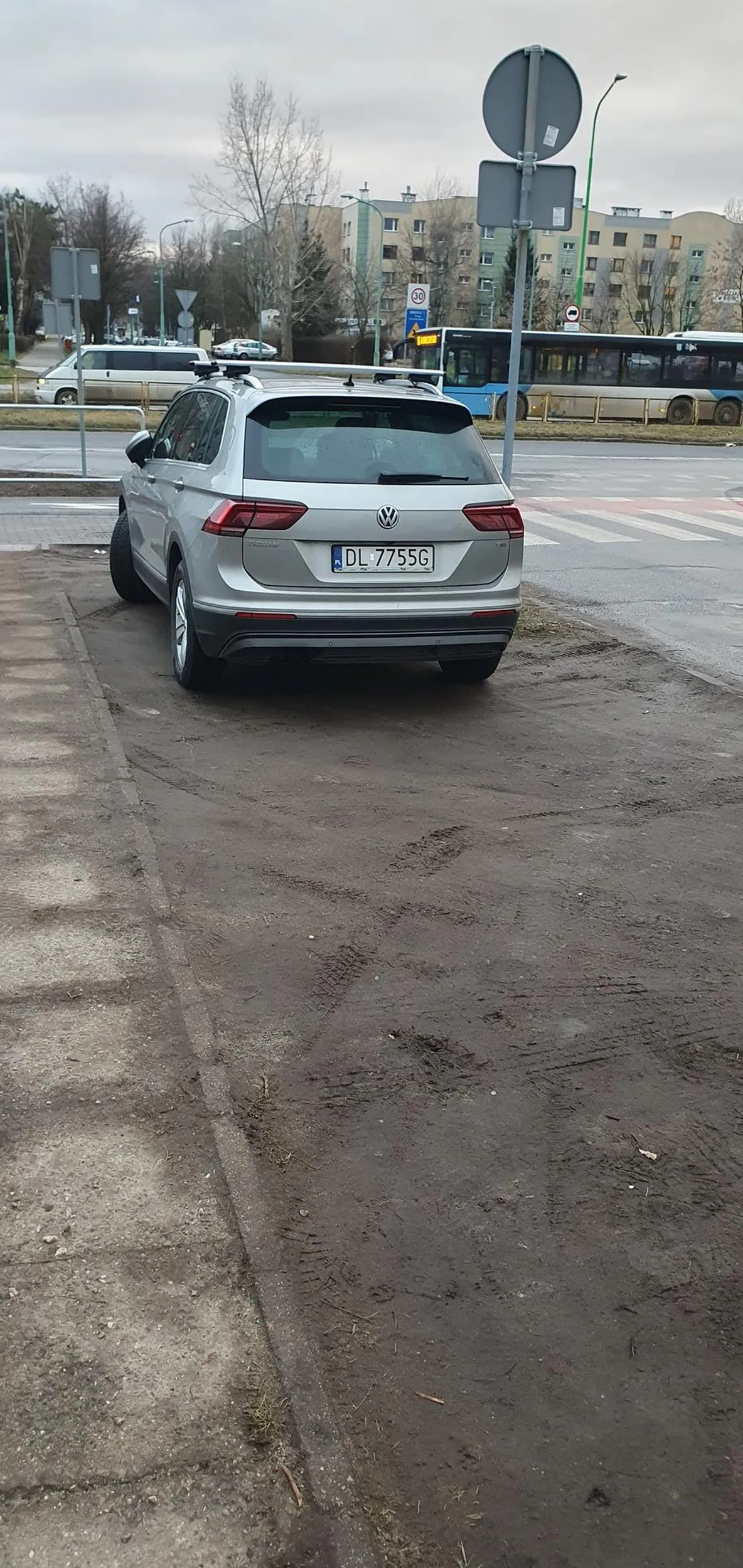 Legnica szkoła nr 20. Parking jest 3m dalej po drugiej stronie ulicy ale wiadomo kto by tyle chodził lepiej niszczyć trawnik i chodnik.