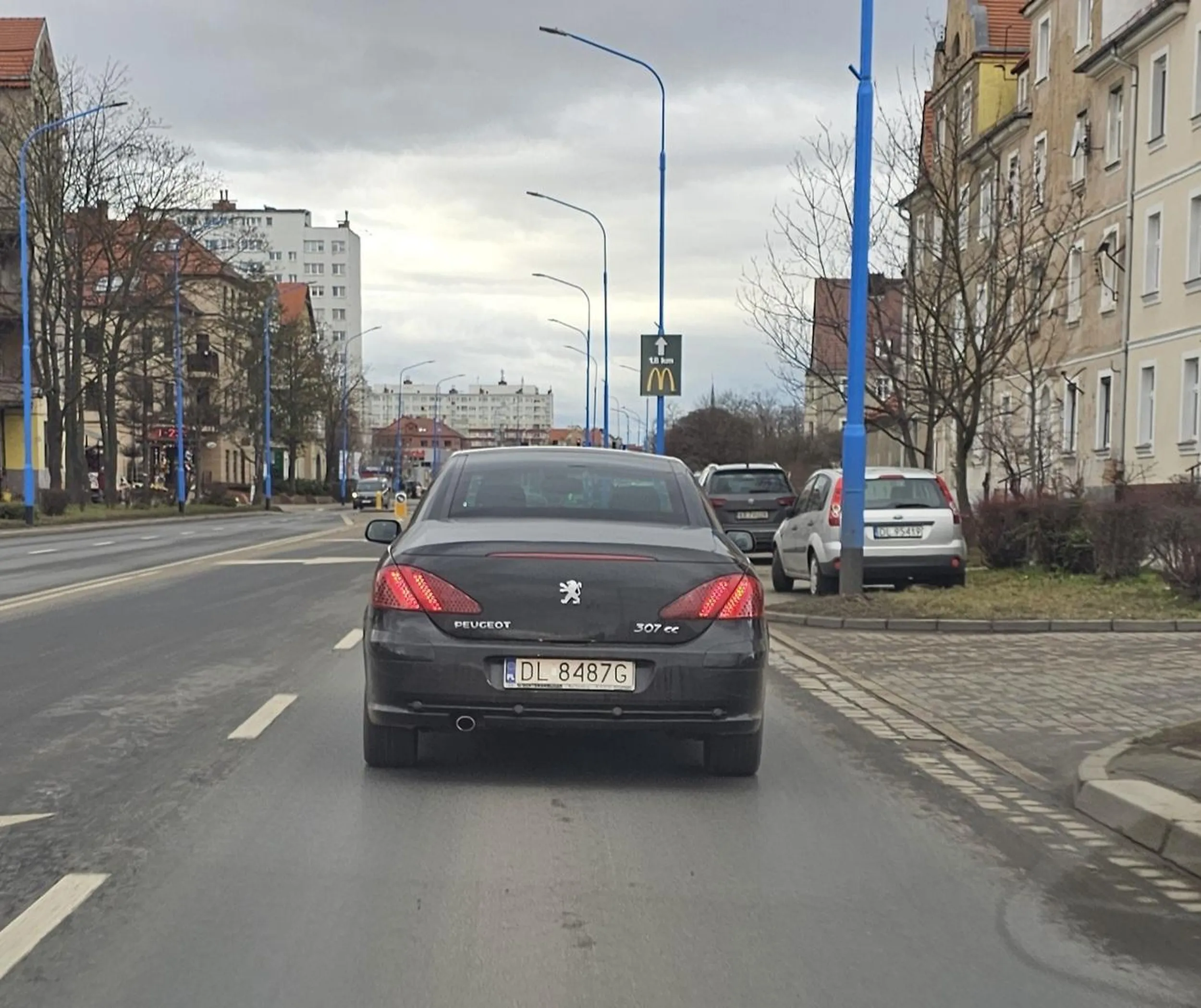 Najpierw zajechał drogę bo chcial być cwany pozniej hamował i wystawiał łeb zza szyby o ile fakt że wiozlem maleńkie dziecko i pasażerów następnym razem byś miał kłopoty i rozmowę z policja ty chamie .