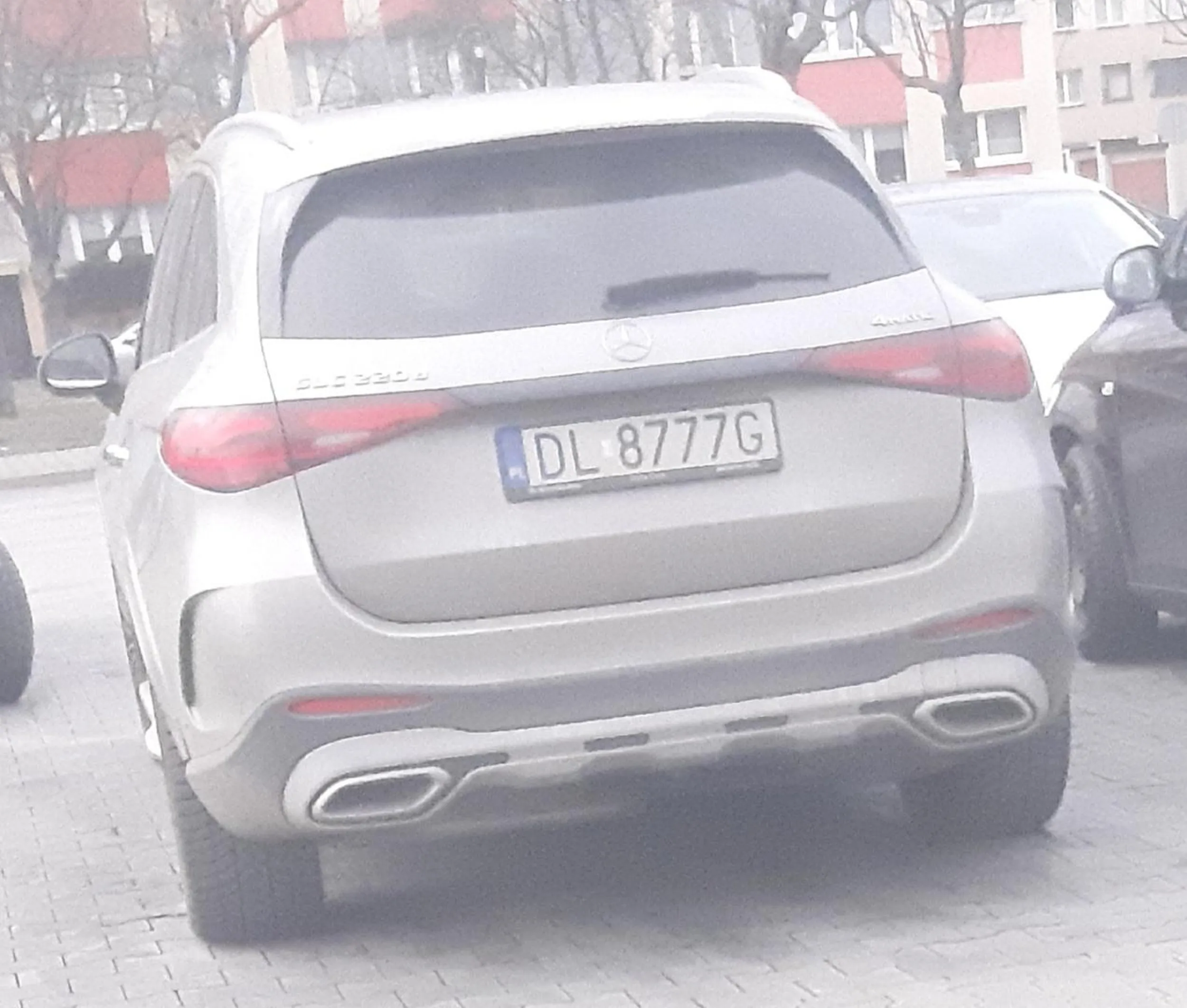 Za kierownicą stara, blondwłosa sucz, która, wyprzedza na przejściach dla pieszych i dodatkowo na innym skrzyżowaniu, gdzie trzeba zaznaczyć miała światło czerwone i mało brakowało by zabiła przechodzacych po pasach ludzi na ul. Żołnierzy II Armii Wojska Polskiego w Legnicy, przy moście na Kaczawie, około godziny 14:00 dn.25.02.2025 roku. Kiedyś sprawiedliwość dosięgnie i takich pewnych siebie wariantów drogowych, ona znajdzie swoją drogę, nawet jeśli nie zawsze przechodzi przez salę sądową.