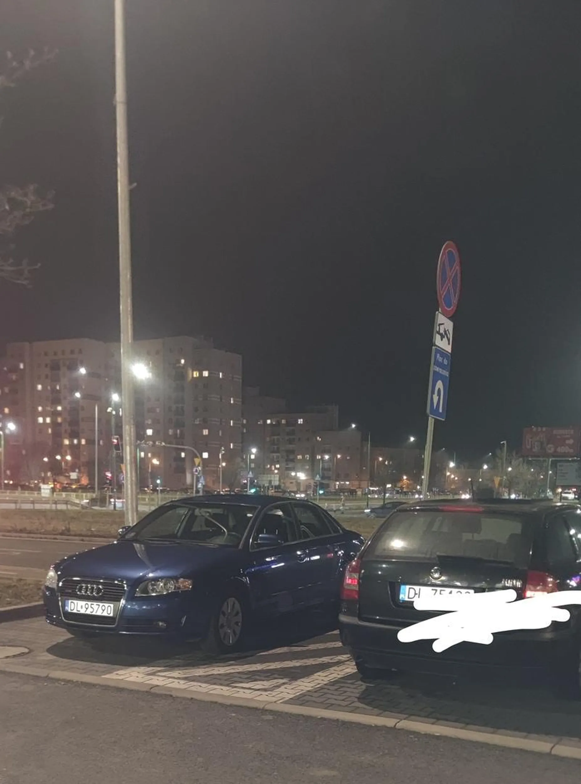 Piąte zero parkuje w miejscu do zawracania.