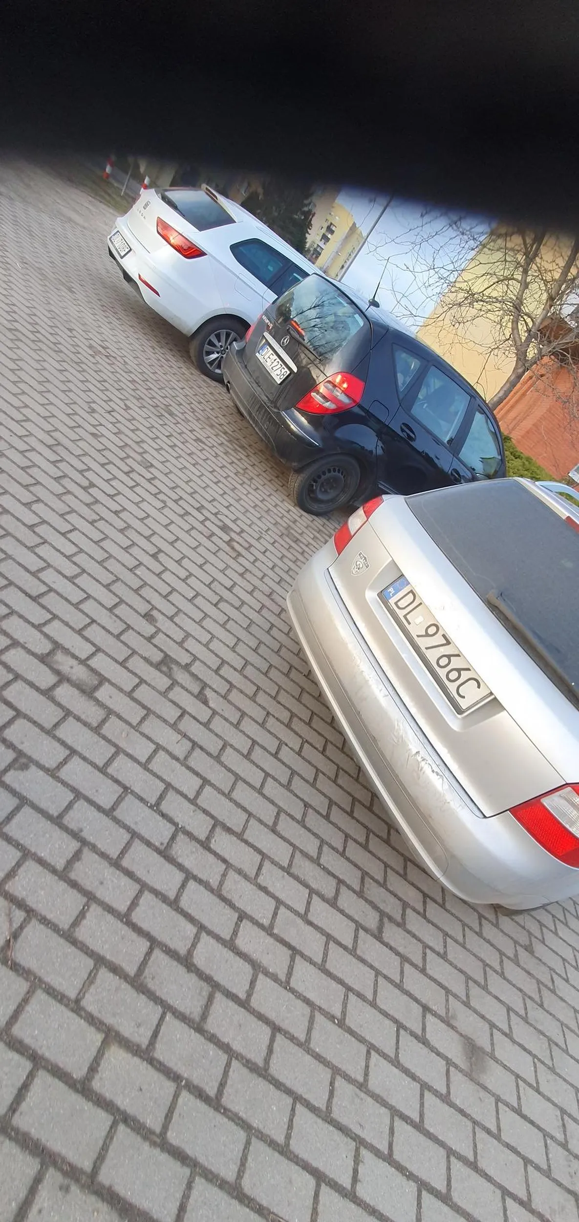 Szkoła podstawowa nr 20. Parking 3 m dalej ale lepiej stanąć na chodniku i niszczyć mienie bo po co chodzić tak daleko