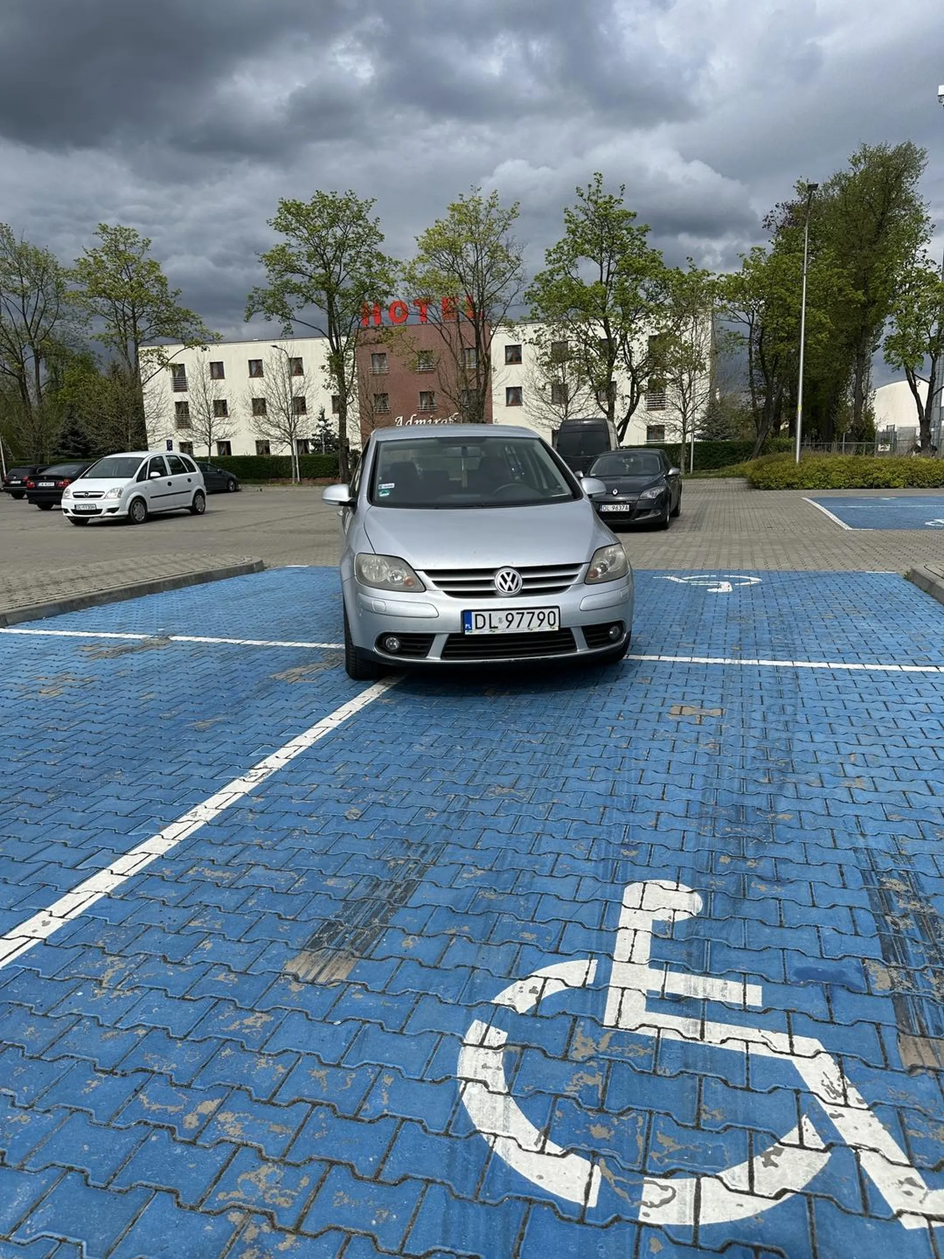 Kierowca zaparkował auto na czterech miejscach inwalidzkich. Po zwróceniu uwagi zaczął się na mnie rzucać i o mało co nie pobił.