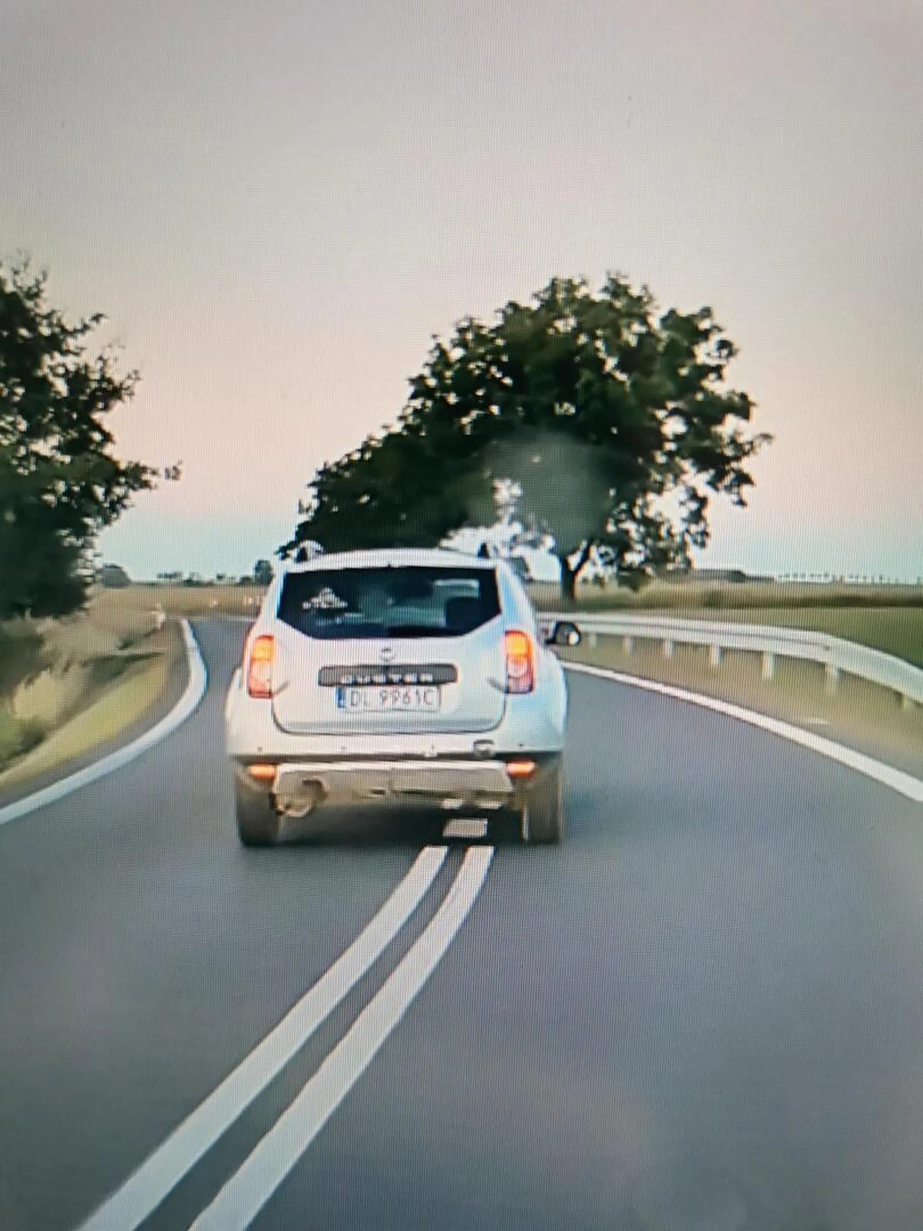 Albo chory, albo piany, albo nie wiem co... Przez kilka kilometrów jechał całą szerokością drogi. Zgłoszony na policję. Nie zwracał uwagi na sygnały i inne auta.