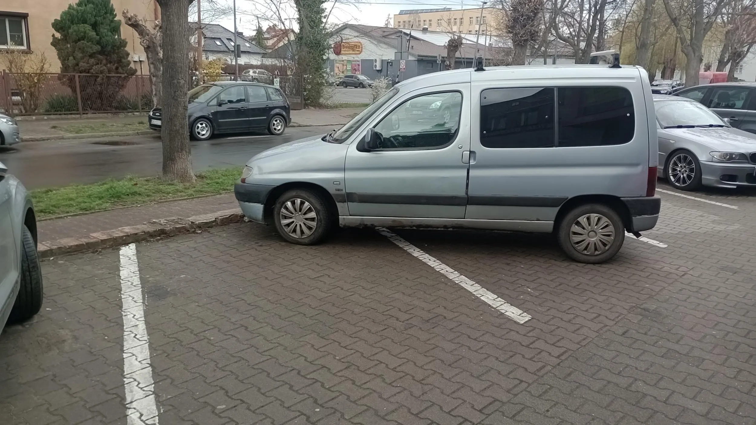 Parkowanie w Miliczu przy starej gazowni i wielka awantura, że Panu wolno ... gówno wolno. Tępić baranów i tyle. Milicz Tadeusza Kościszki.