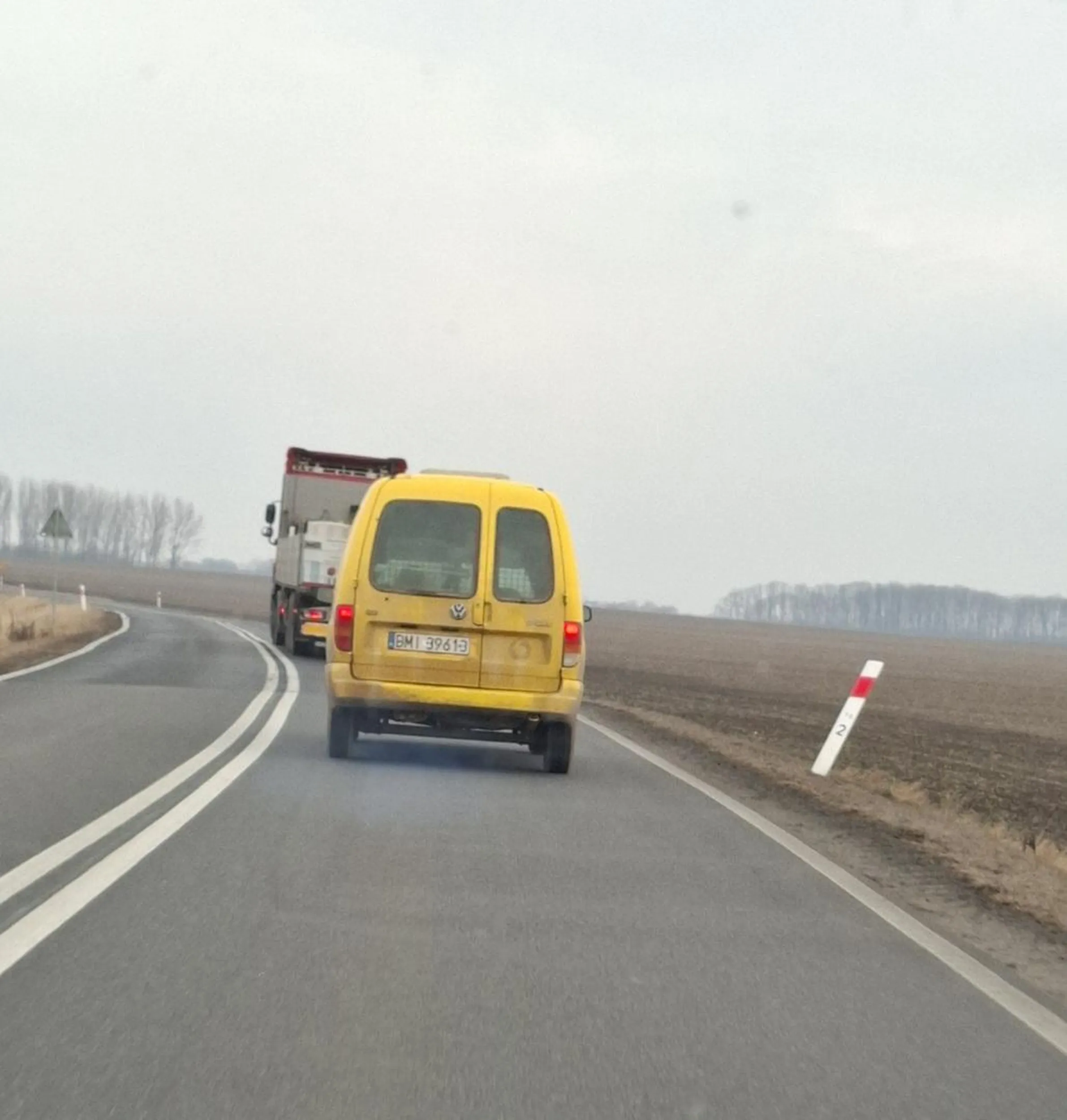Tak kopci że nie da się za nim jechać. Jak gazuje leci biały dym jak w Watykanie