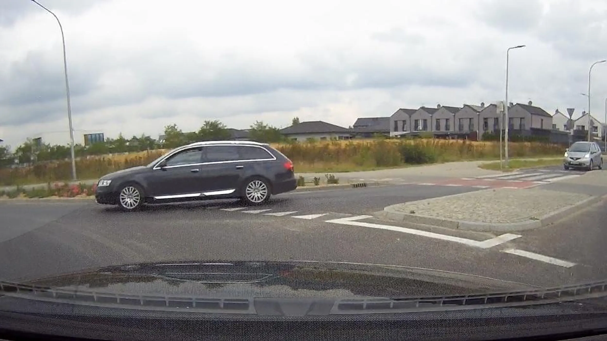 Gówno na audi a6 wymurza pierszenstwo na rondie oraz skrzyżowanie. Czarny złom w kombi. Proszę uważać w miejscowości Jelcz-Laskowice