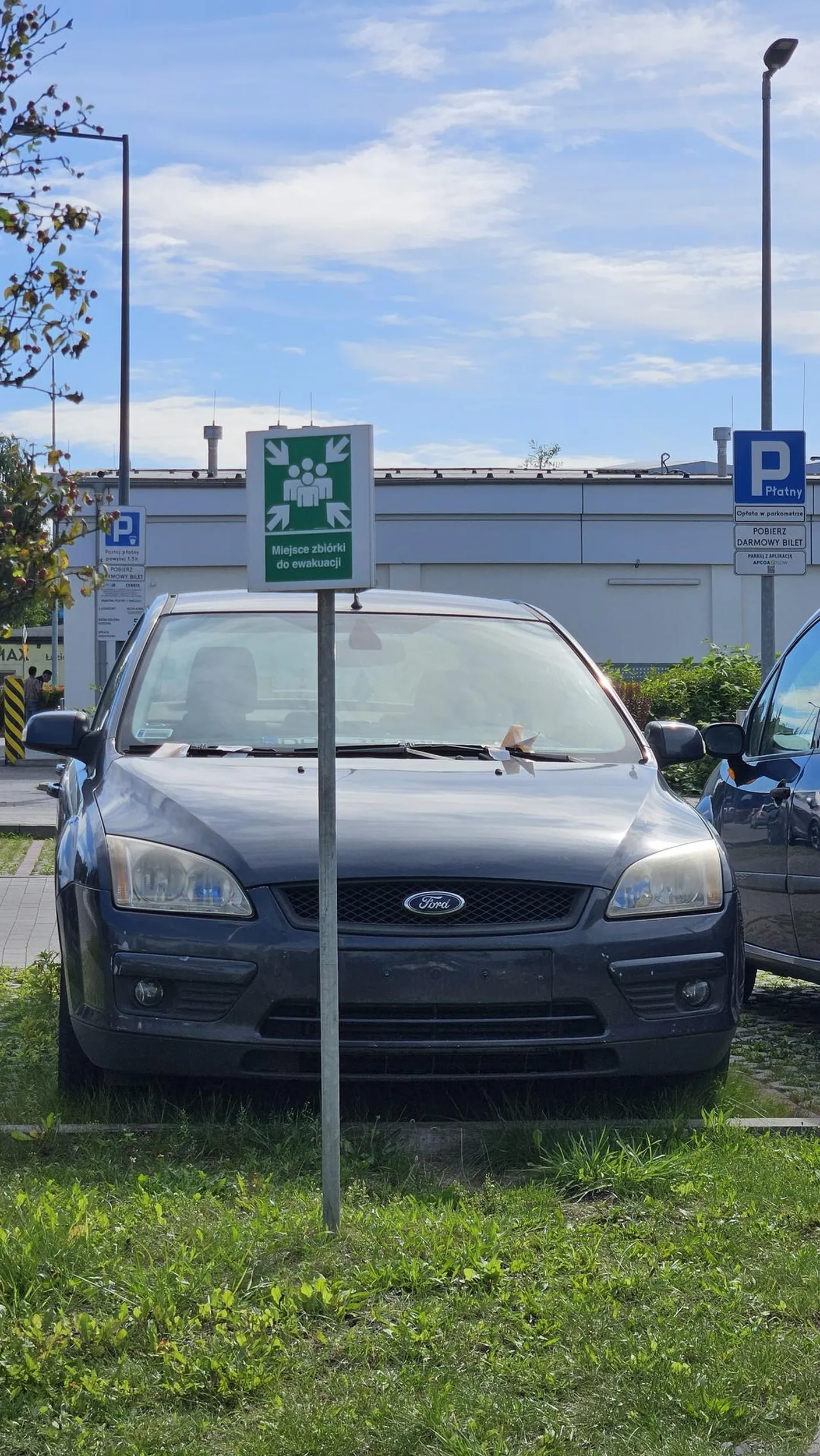 Auto stoi opuszczone w Elblągu na terenie MParku, Browarna Moze ktoś szuka swojego auta albo zapomnial ?