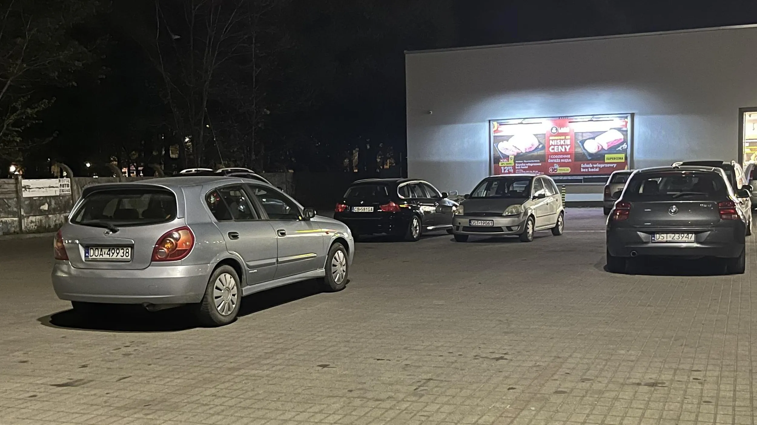 100% to jakaś pani. Ma swój trzeci pas na parkingu w Oławie