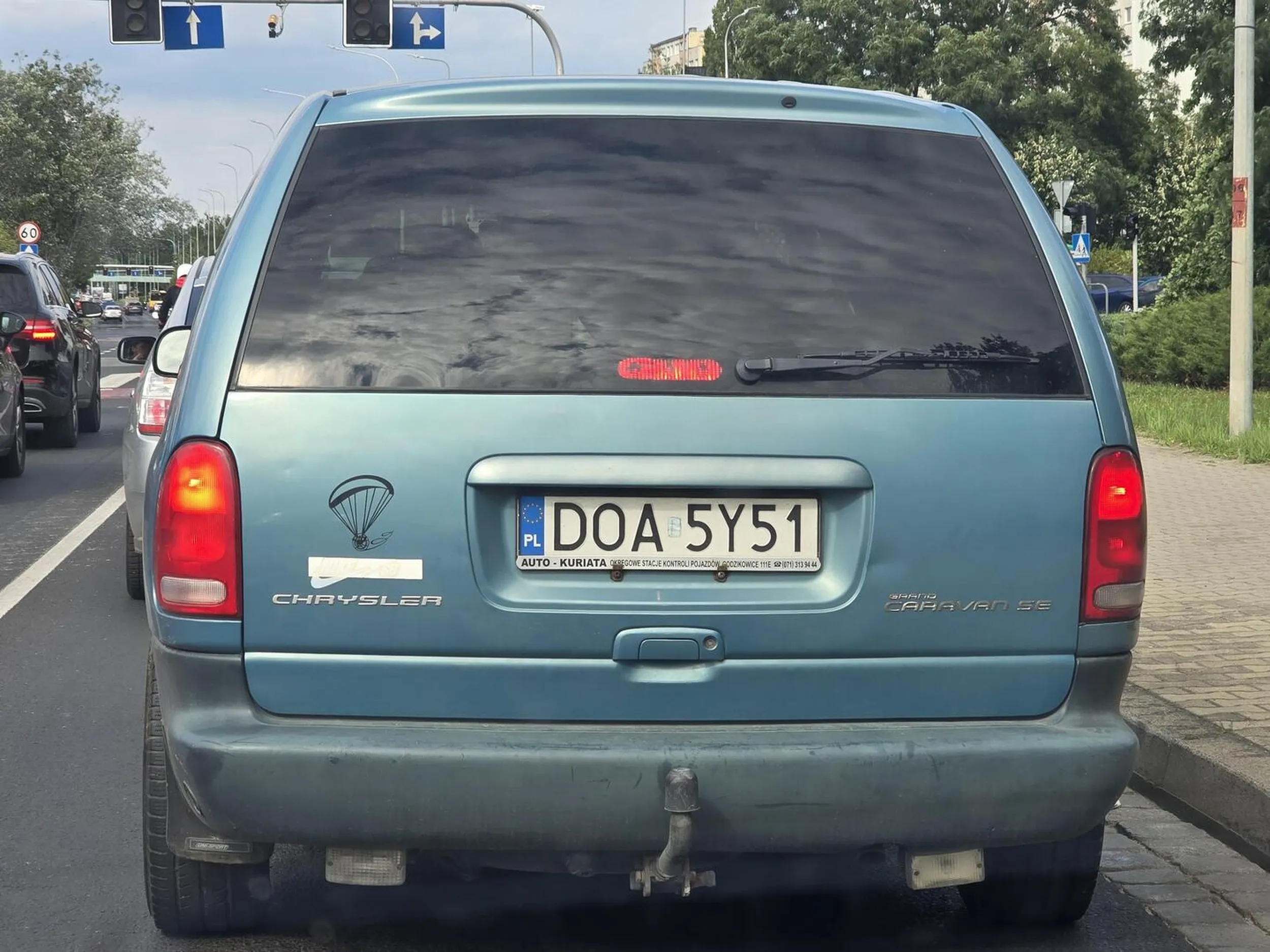 prowokuje do kolizji, jezdzi na zderzak