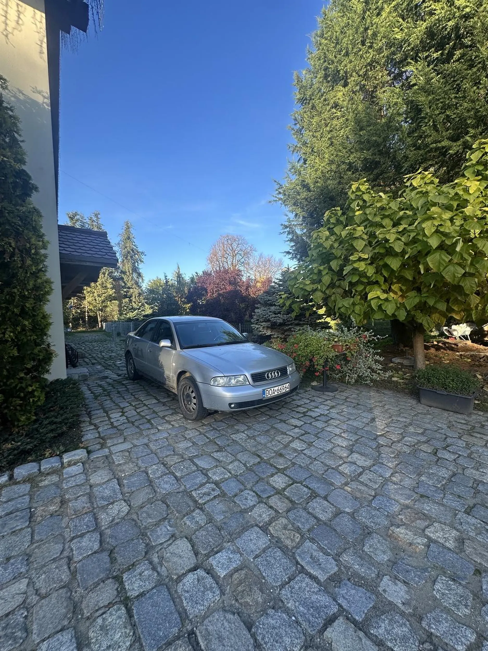 Zastawił drogę pożarową i drogę do dostaw hotelu! Po czym wyszedł z wędka, wtargnął na teren prywatny bez pozwolenia i pobił Łabędzia wędka. Raczej przyjechał pijany