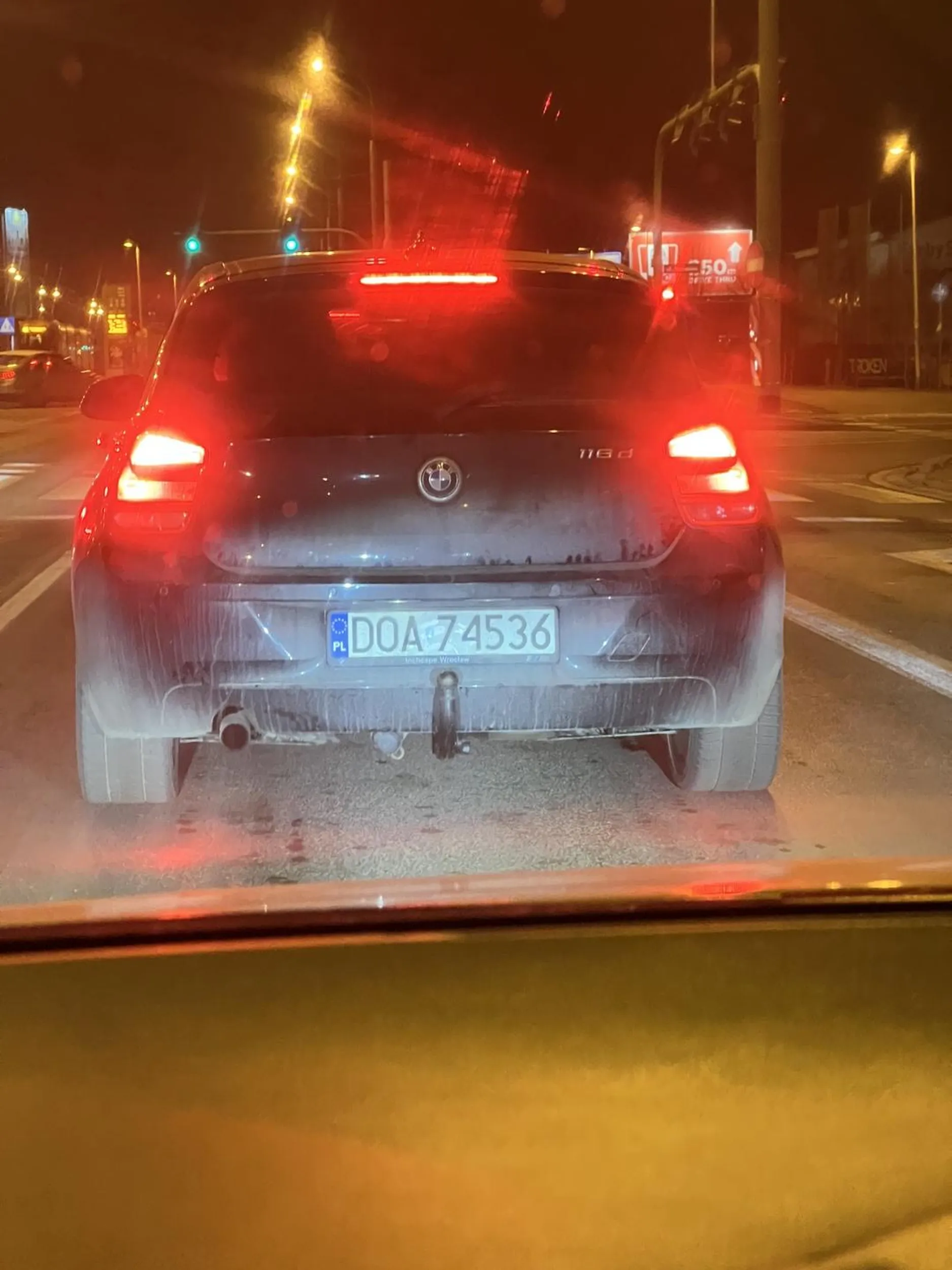 Kierowca tego pojazdu chyba identyfikuje swój samochód jako elektryczny, bo inaczej tak swobodnie nie jeździłby po bus-pasach, dodatkowo lubi wyprzedzić kilkanaście aut stojących na pasie do lewoskrętu i wepchać się przed pierwsze z nich