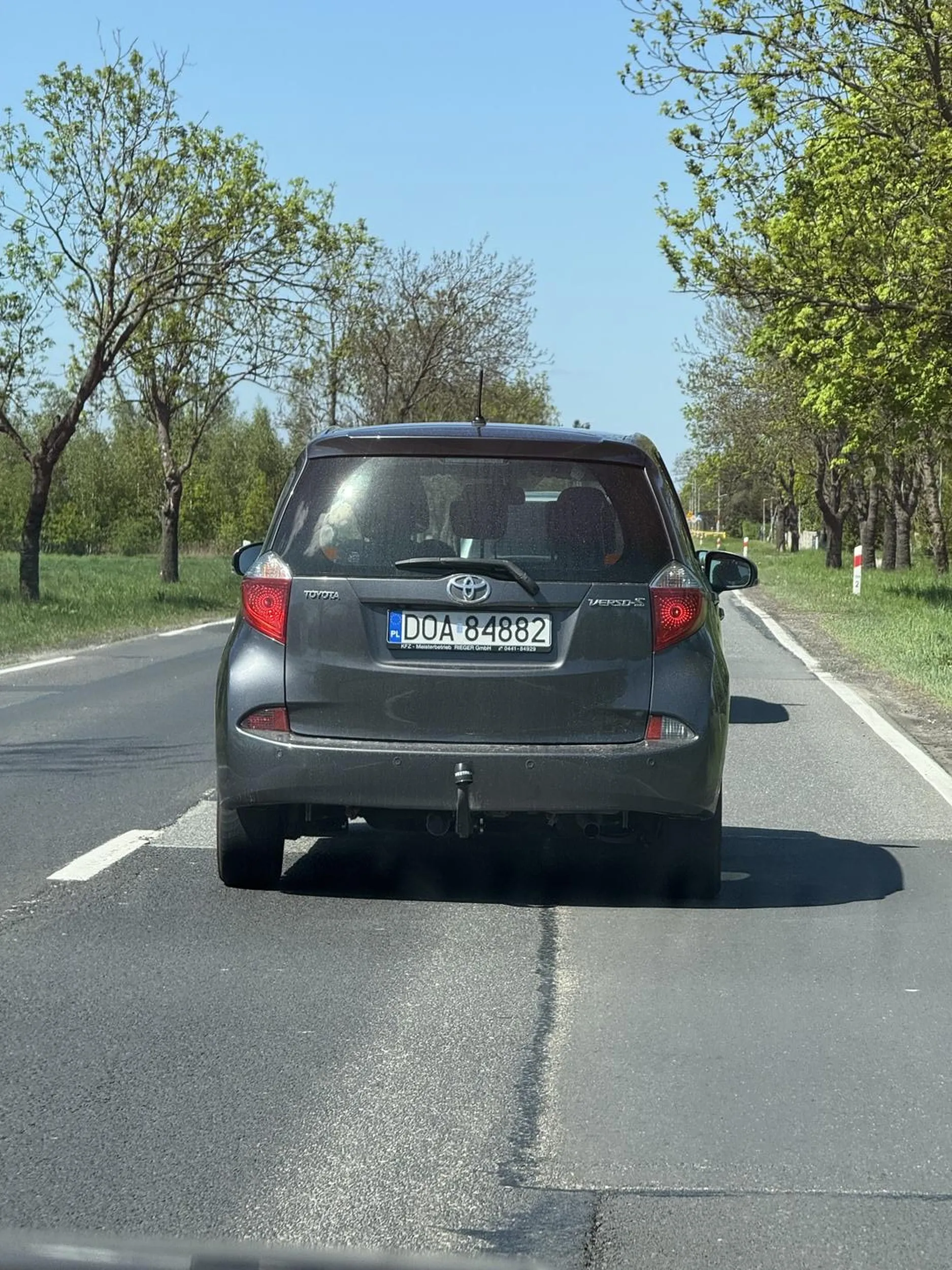 Niebezpiecznie zmienia pas ruchu po wyprzedzaniu, zajeżdża drogę. naraża na ryzyko wszystkich użytkowników dróg