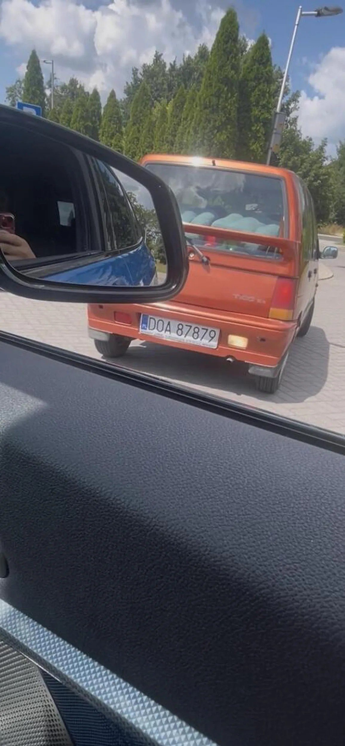 babka wjechala w moje auto pod sorem i uciekla
