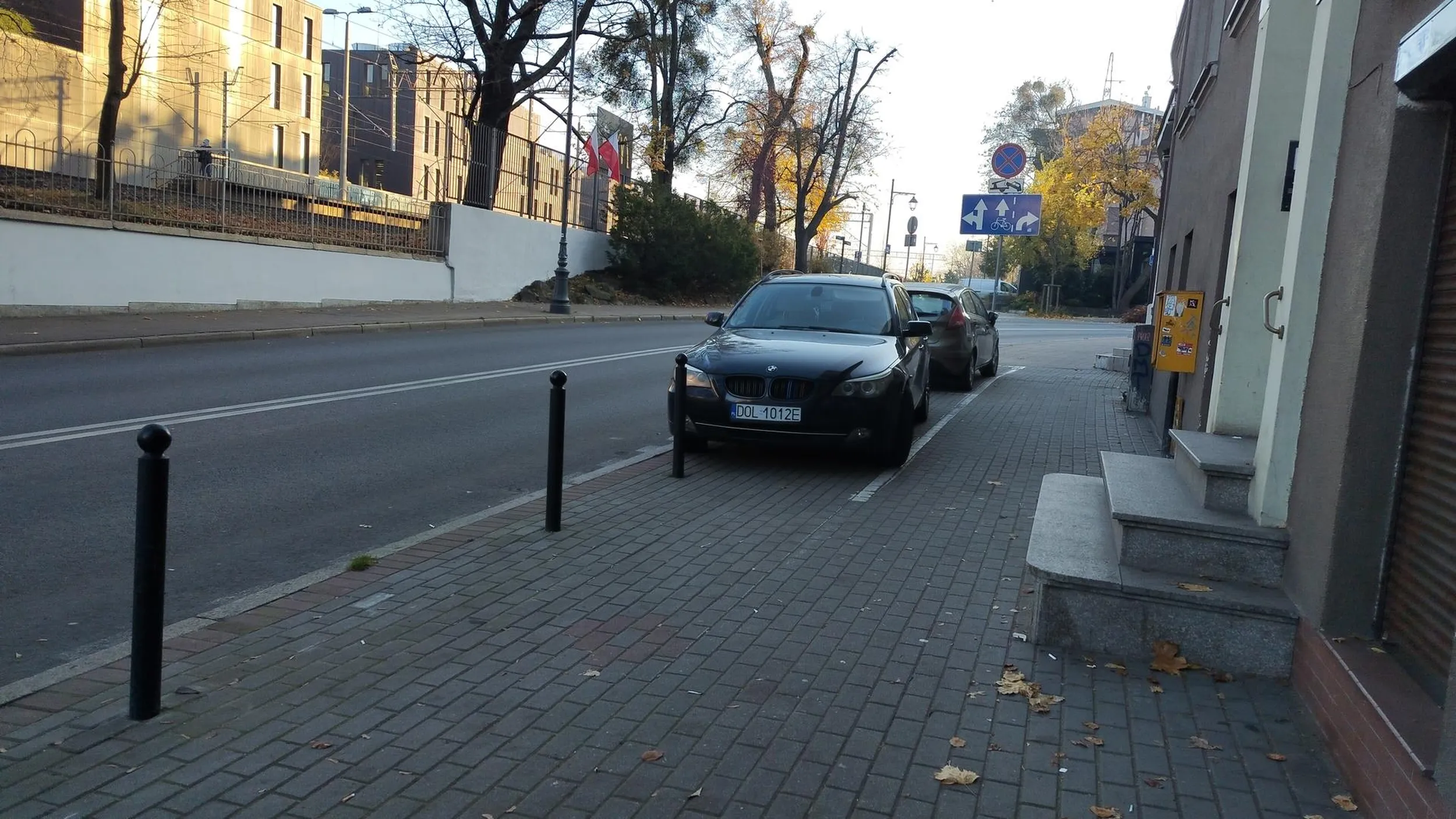 Żeby tak zaparkować trzeba jechać pod prąd i przejechać linie ciągła... Gratulacje