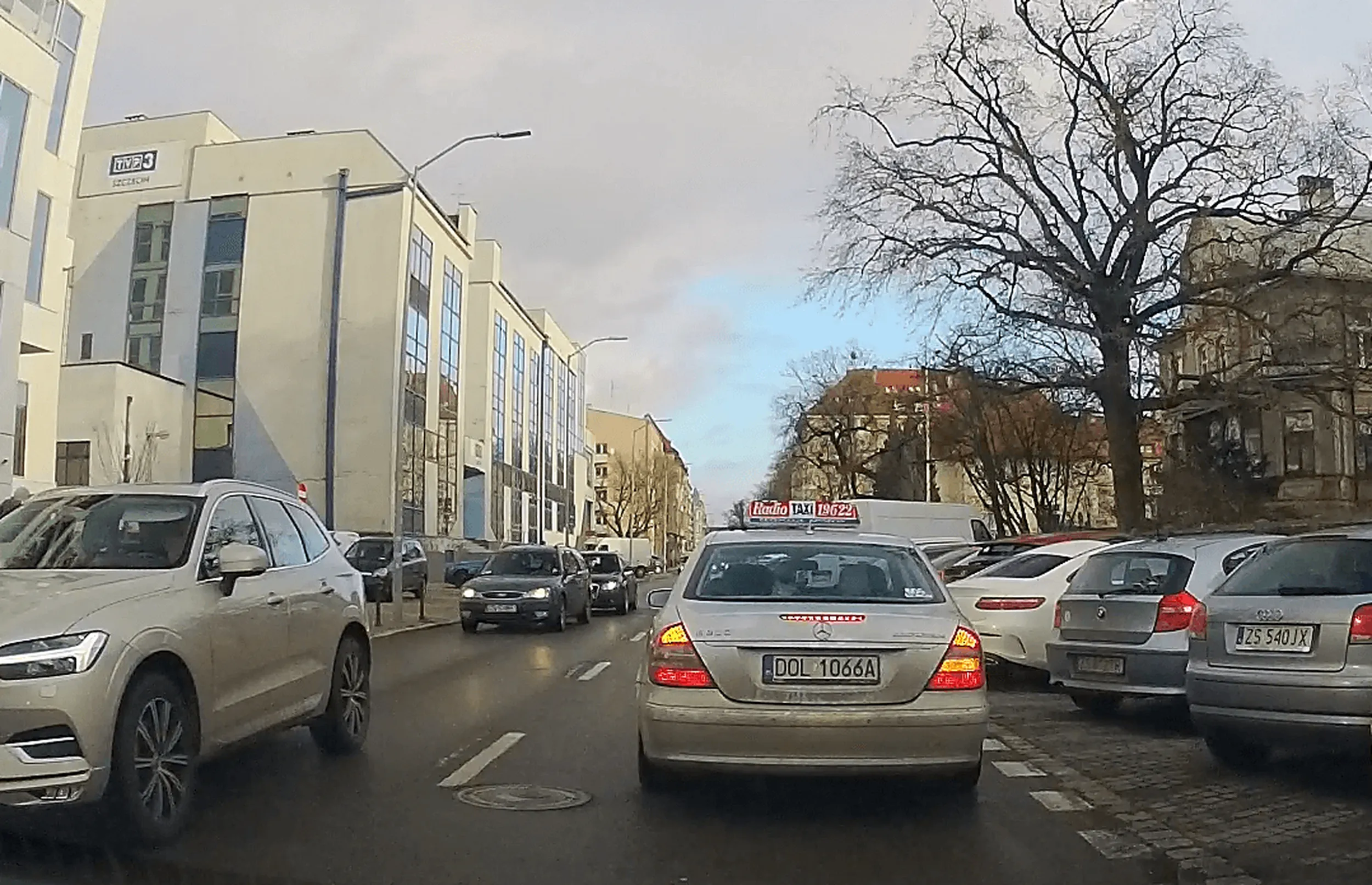 Mało rozgarnięty taksówkarz w mercedesie tamuje ruch na 2 minuty, bo musi wysadzić klienta, a trzeba jeszcze zapłacić i wszystko trwa... Kilka metrów dalej był zjazd z drogi, gdzie taksówkarz mógł się zatrzymać, bez powodowania utrudnień na drodze.