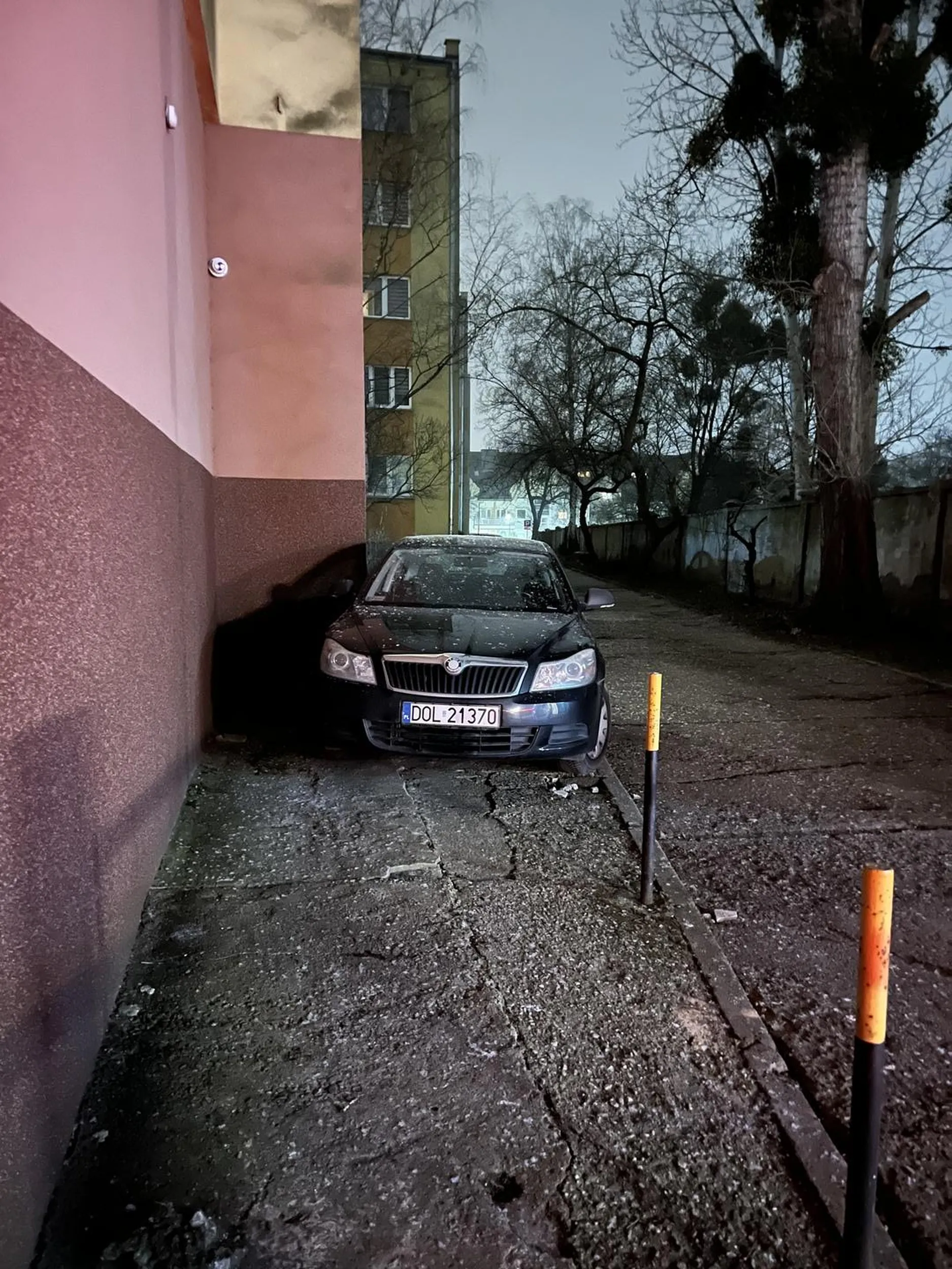 Zablokował cały chodnik