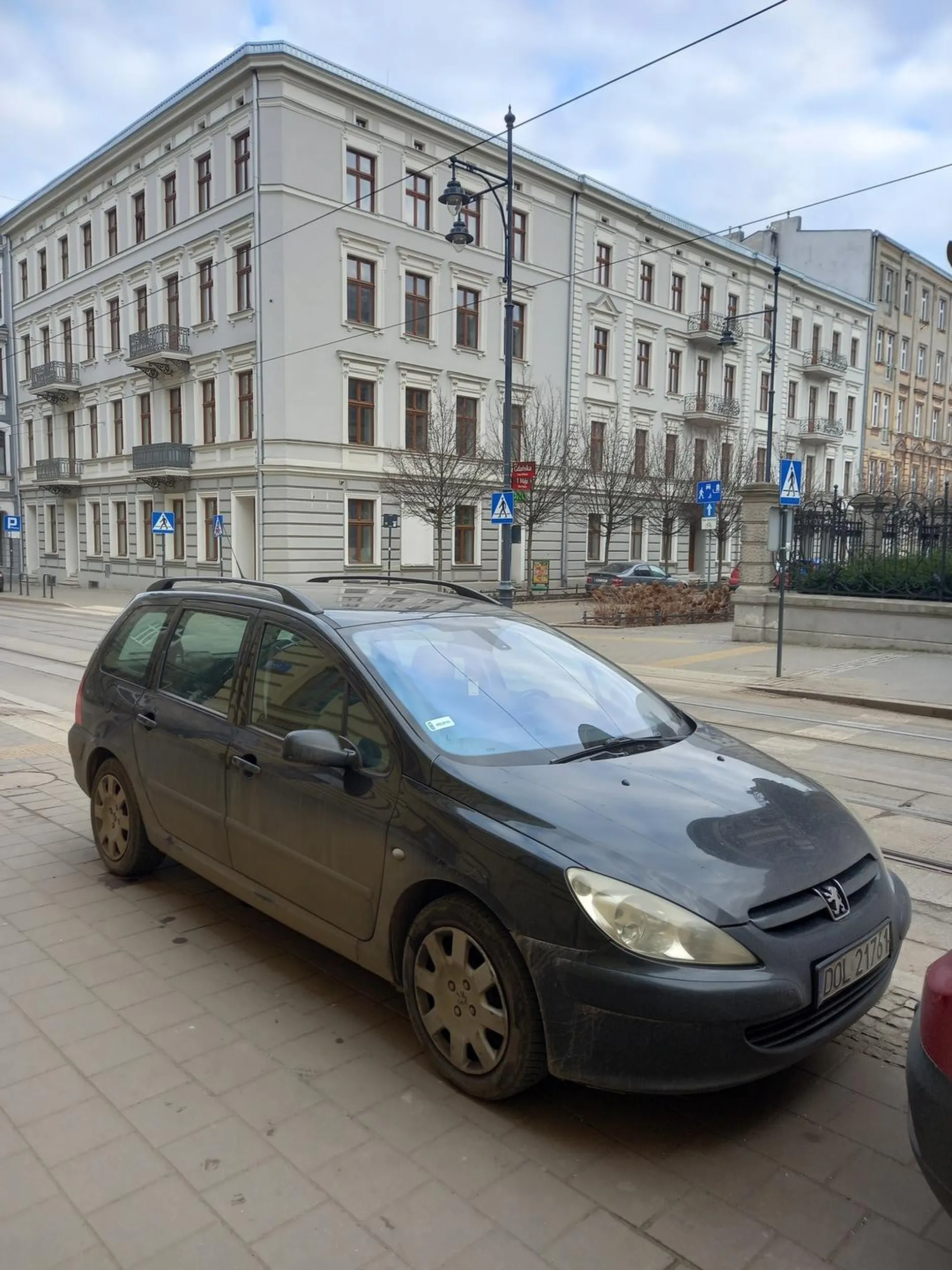 Zasłania widoczność przejścia dla pieszych. Parkowanie w niedozwolonym miejscu.