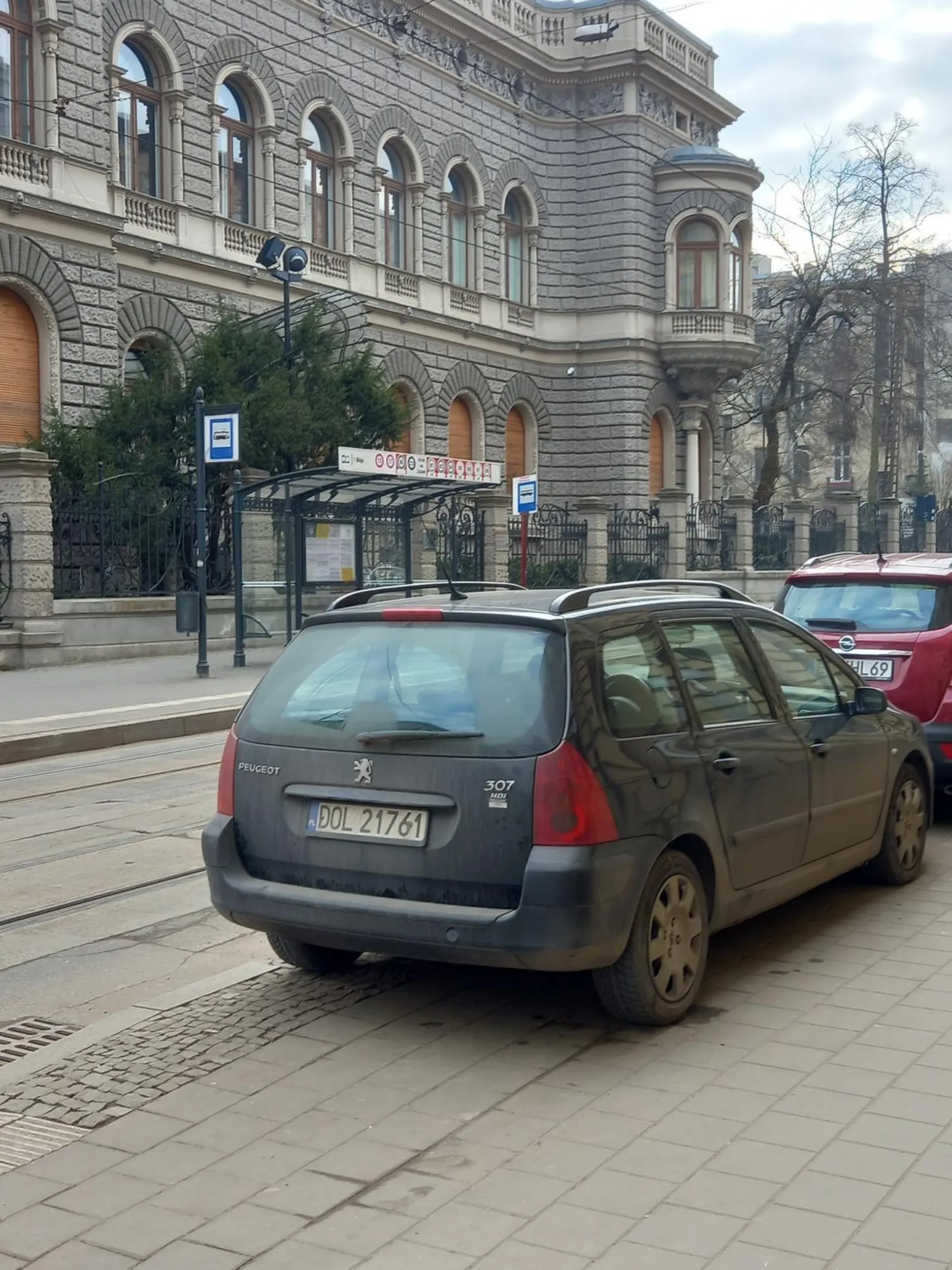 Zasłania widoczność przejścia dla pieszych. Parkowanie w niedozwolonym miejscu.