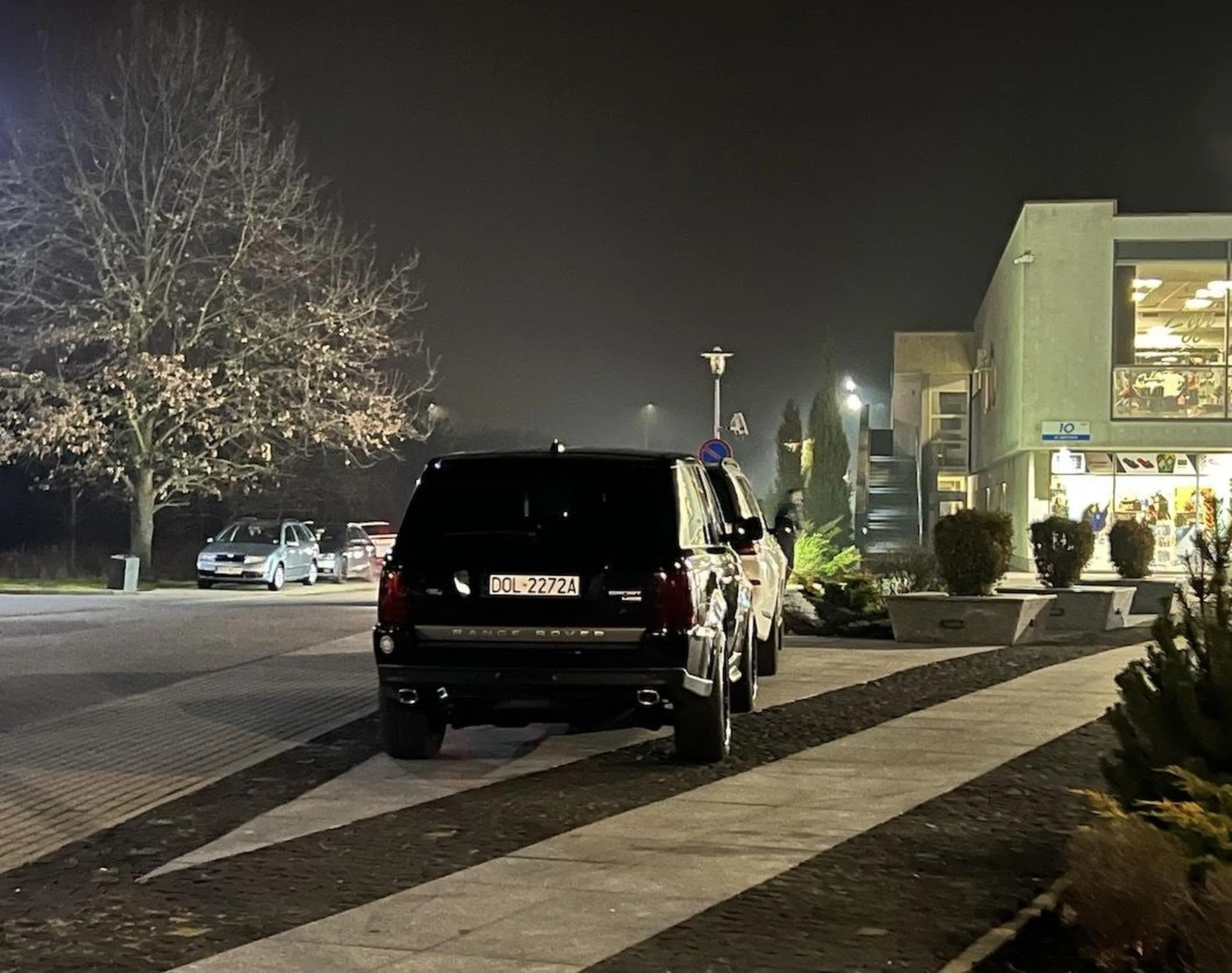 Park wodny w Kaliszu. Trzy wielkie parkingi. Ale trzeba stanąć na środku chodnika...