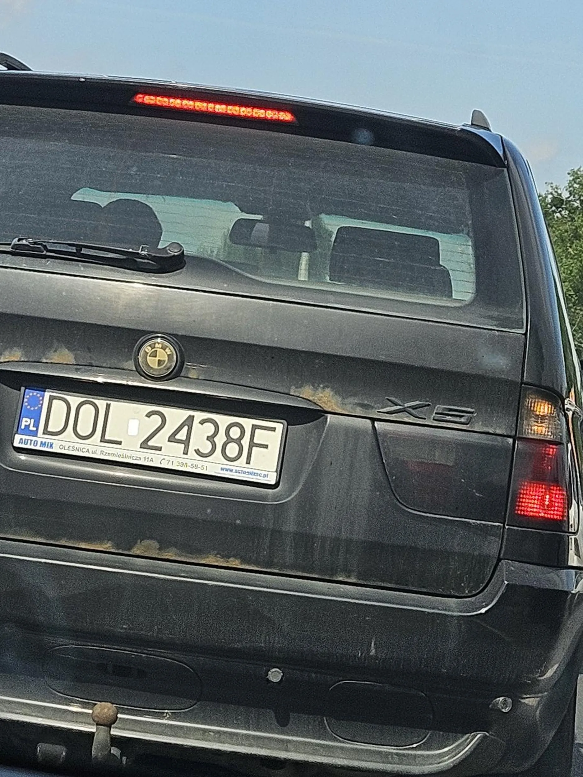 Przeglądu to chyba w tym zajechanym rydwanie nie ma, co? Kopcisz jakbyś papieża wybieral